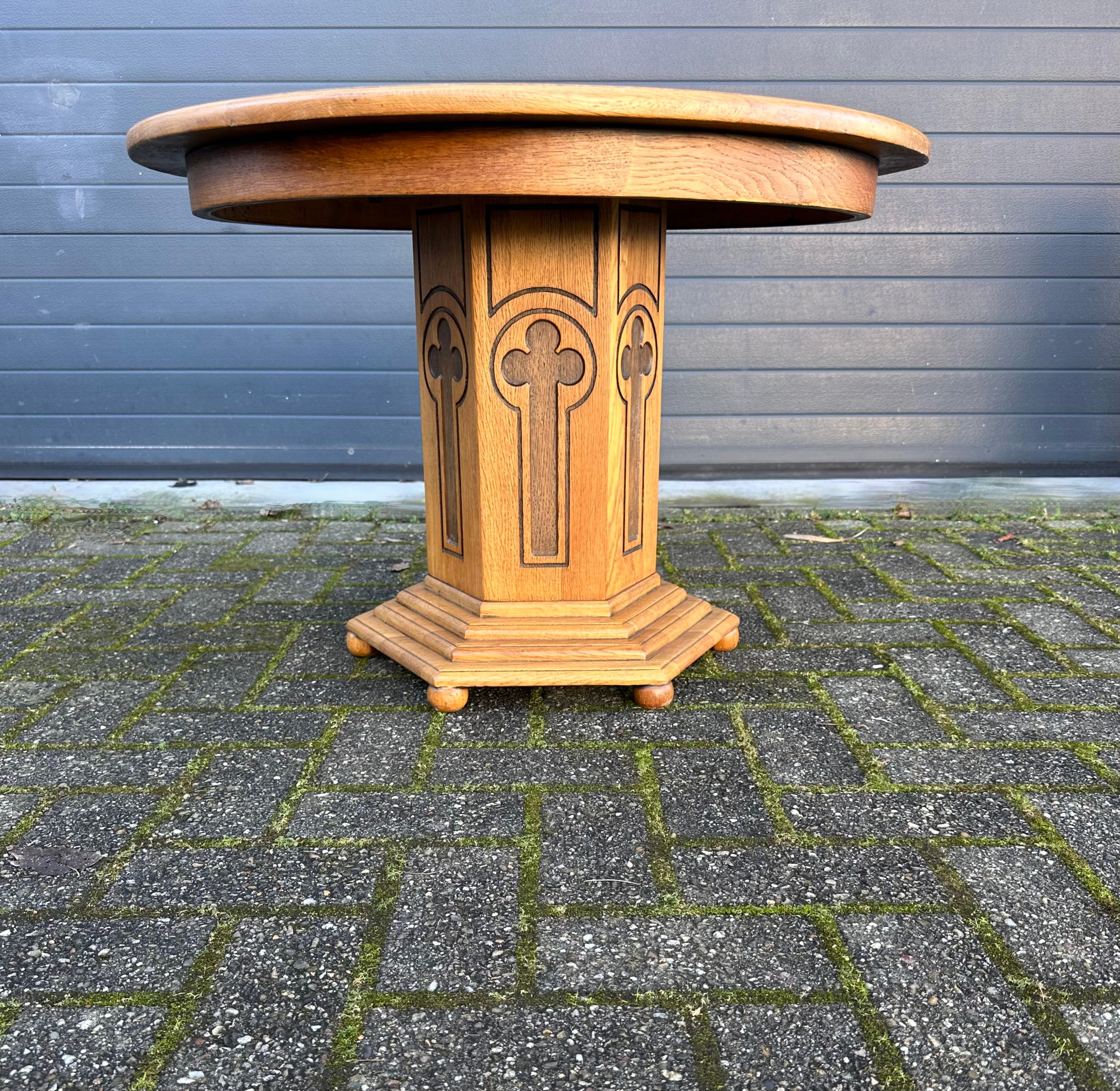 Early 1900 Solid Oak Wood Gothic Revival End Table or Coffee Table w. Round Top For Sale 1