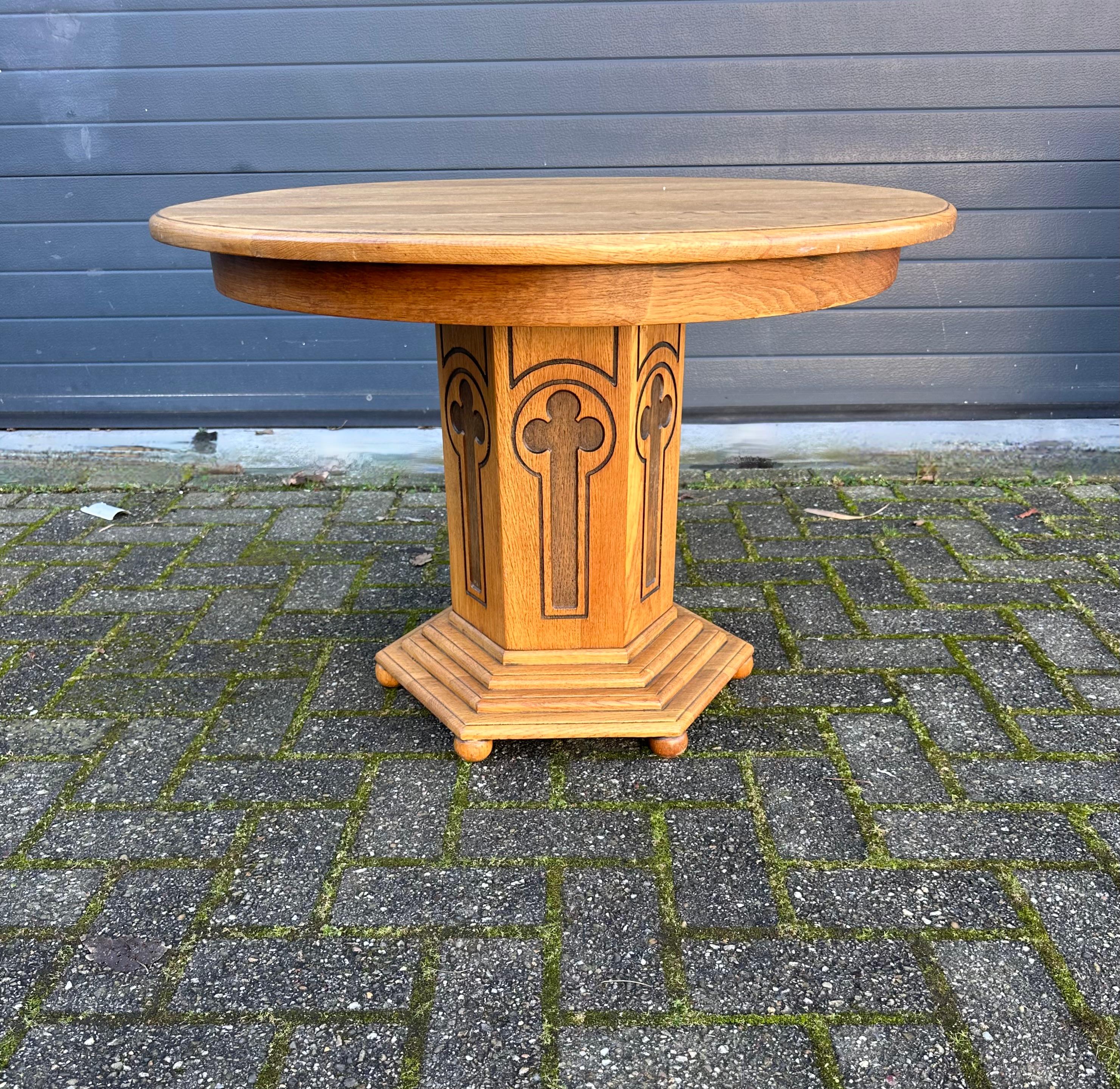 Early 1900 Solid Oak Wood Gothic Revival End Table or Coffee Table w. Round Top For Sale 2