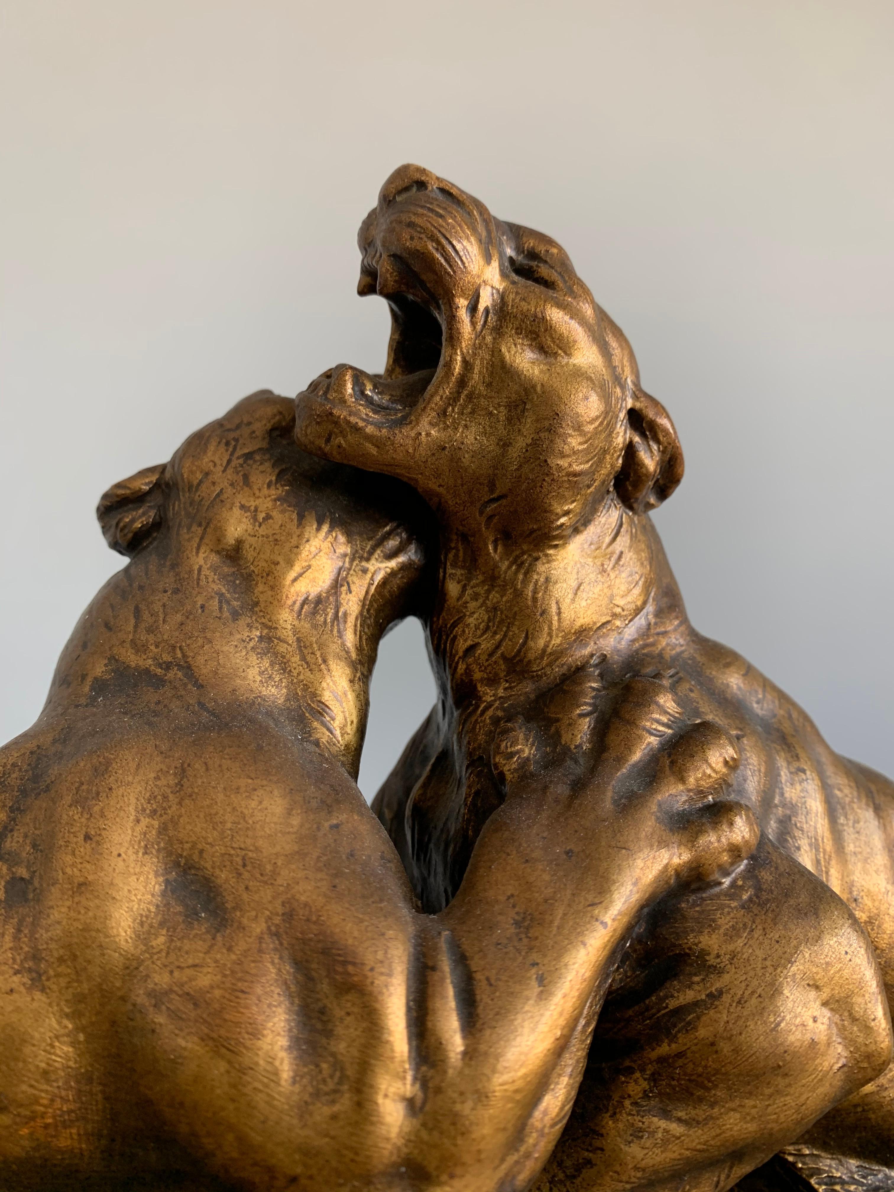Terrakotta-Skulptur einer kämpften Panther auf einem Marmorsockel von Fagotto aus dem frühen 1900 (Europäisch) im Angebot