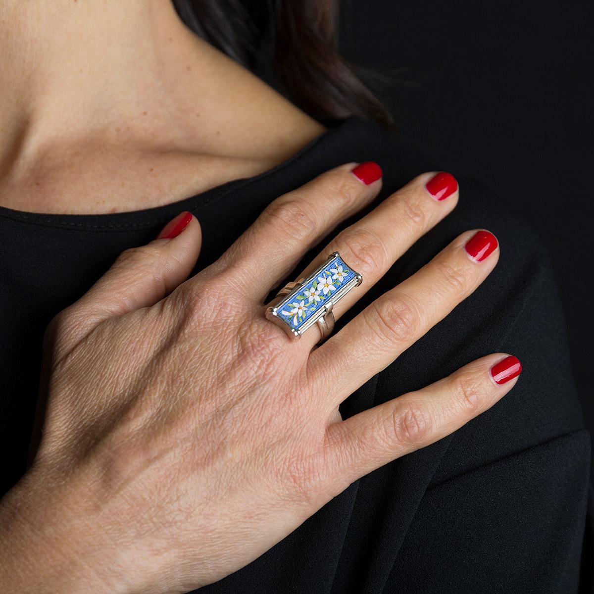 Women's Early 1900s 925 Silver Ring with Floral Roman Minute Micromosaic Plaque For Sale