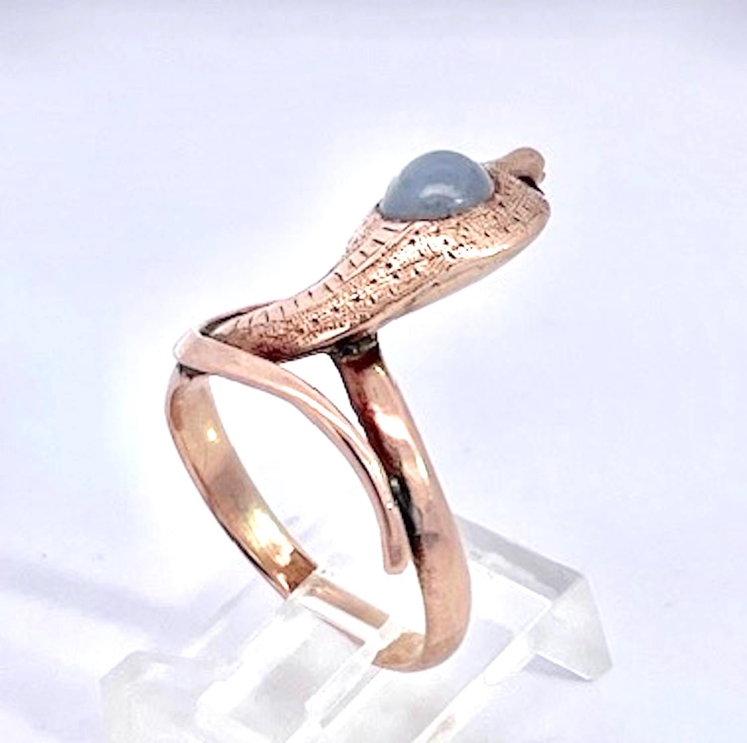 Early 1900's 9K Yellow Gold Snake Ring, Cabochon Star Sapphire For Sale 1