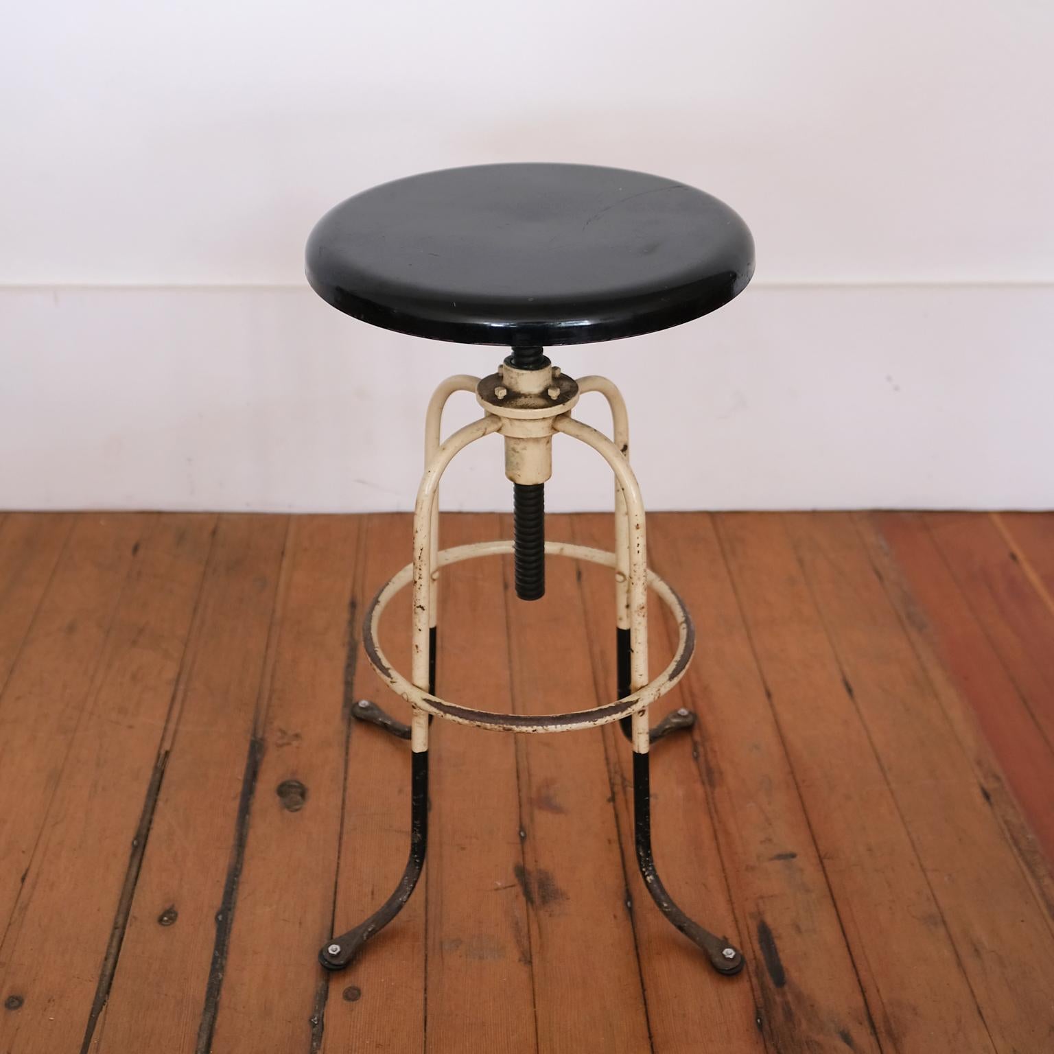 Early 1900s Adjustable Height Industrial Stool In Good Condition For Sale In San Diego, CA