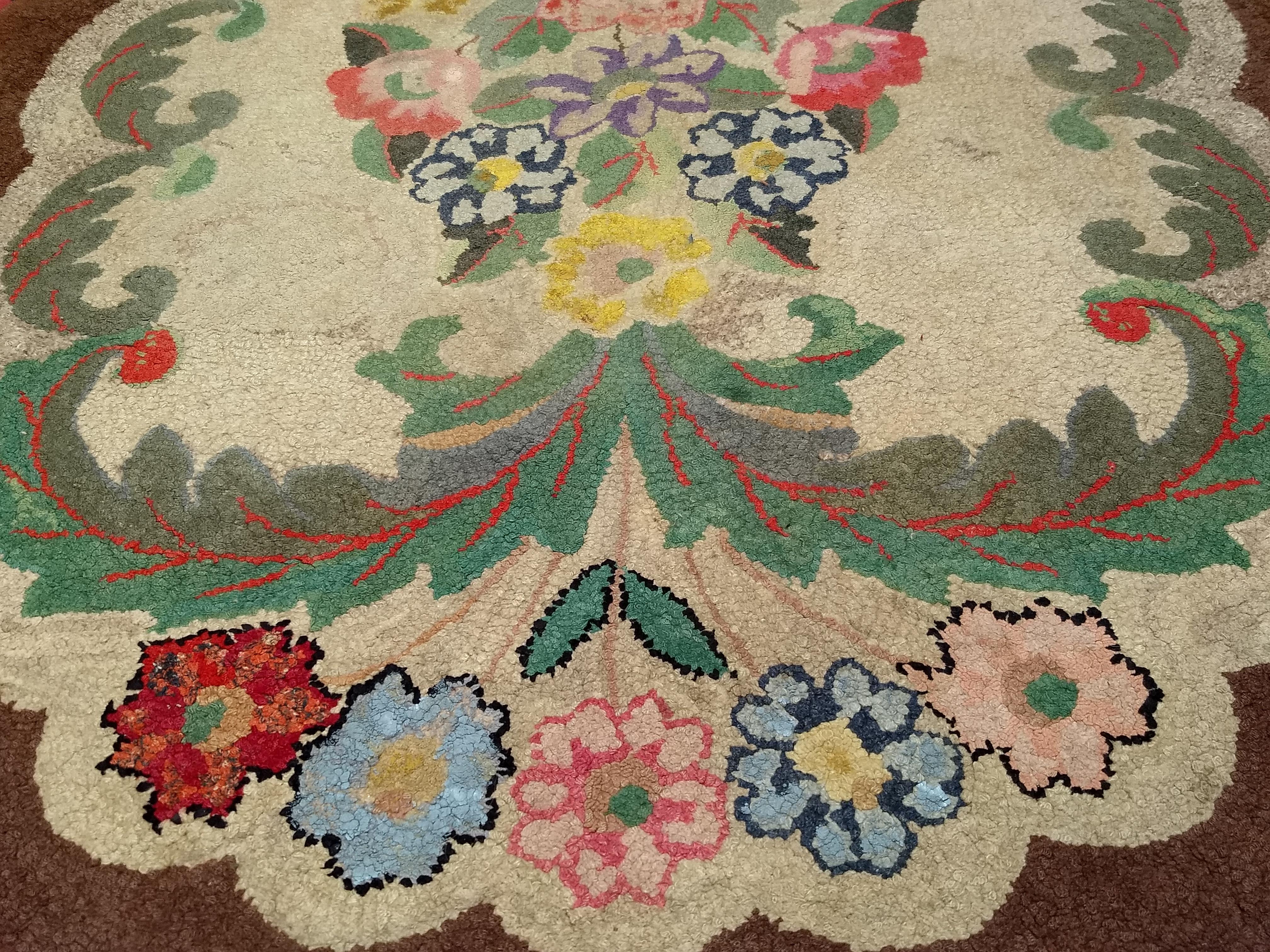 Tapis américain vintage crocheté à la main à motif floral en ivoire, vert, rouge, bleu en vente 2
