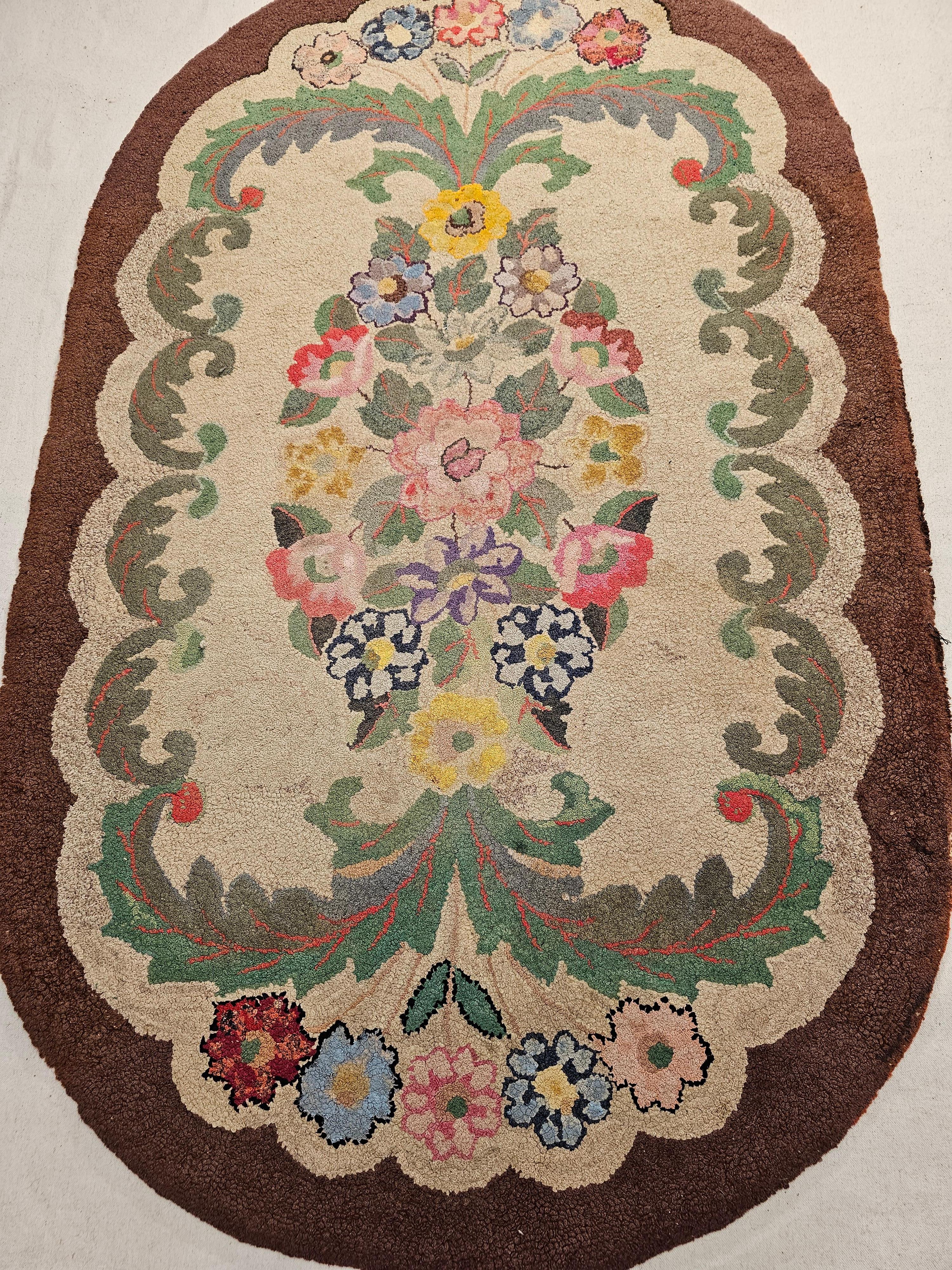 Tapis américain vintage crocheté à la main à motif floral en ivoire, vert, rouge, bleu en vente 3