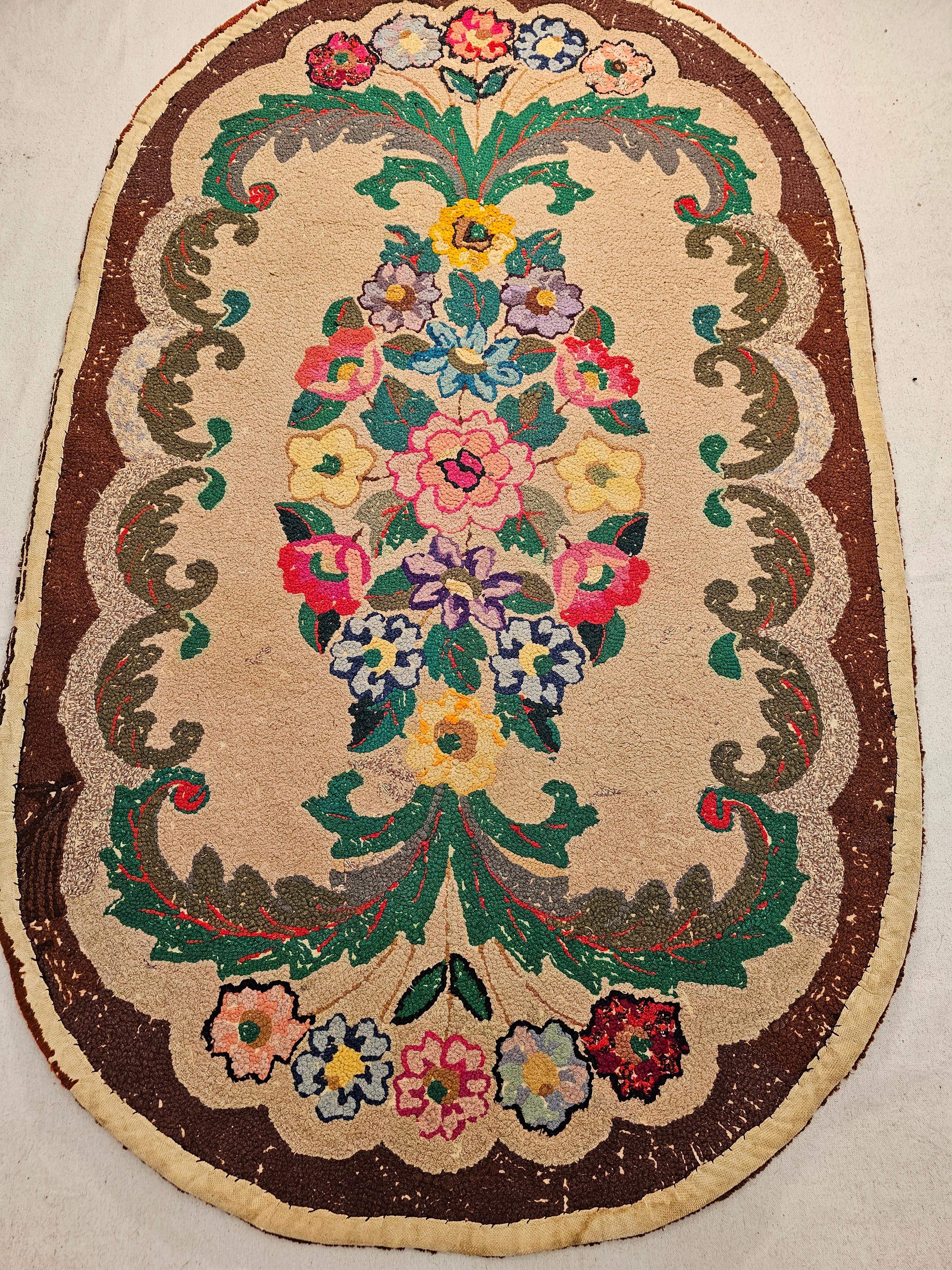 Tapis américain vintage crocheté à la main à motif floral en ivoire, vert, rouge, bleu en vente 4