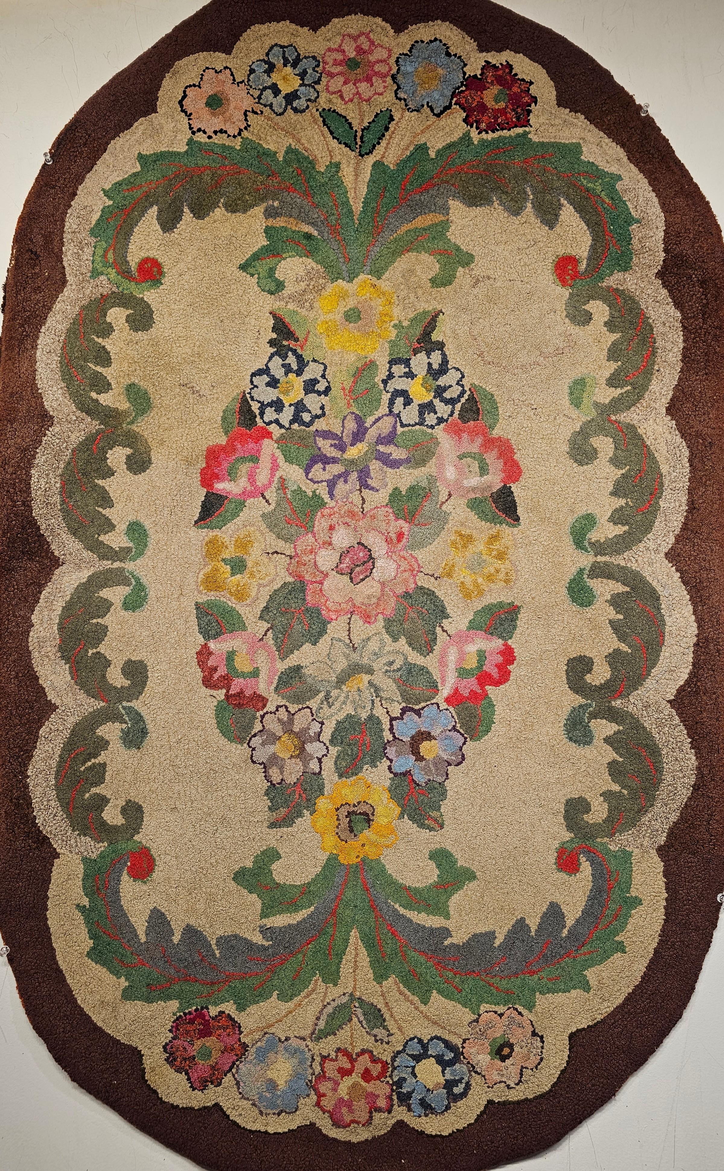 Américain Tapis américain vintage crocheté à la main à motif floral en ivoire, vert, rouge, bleu en vente
