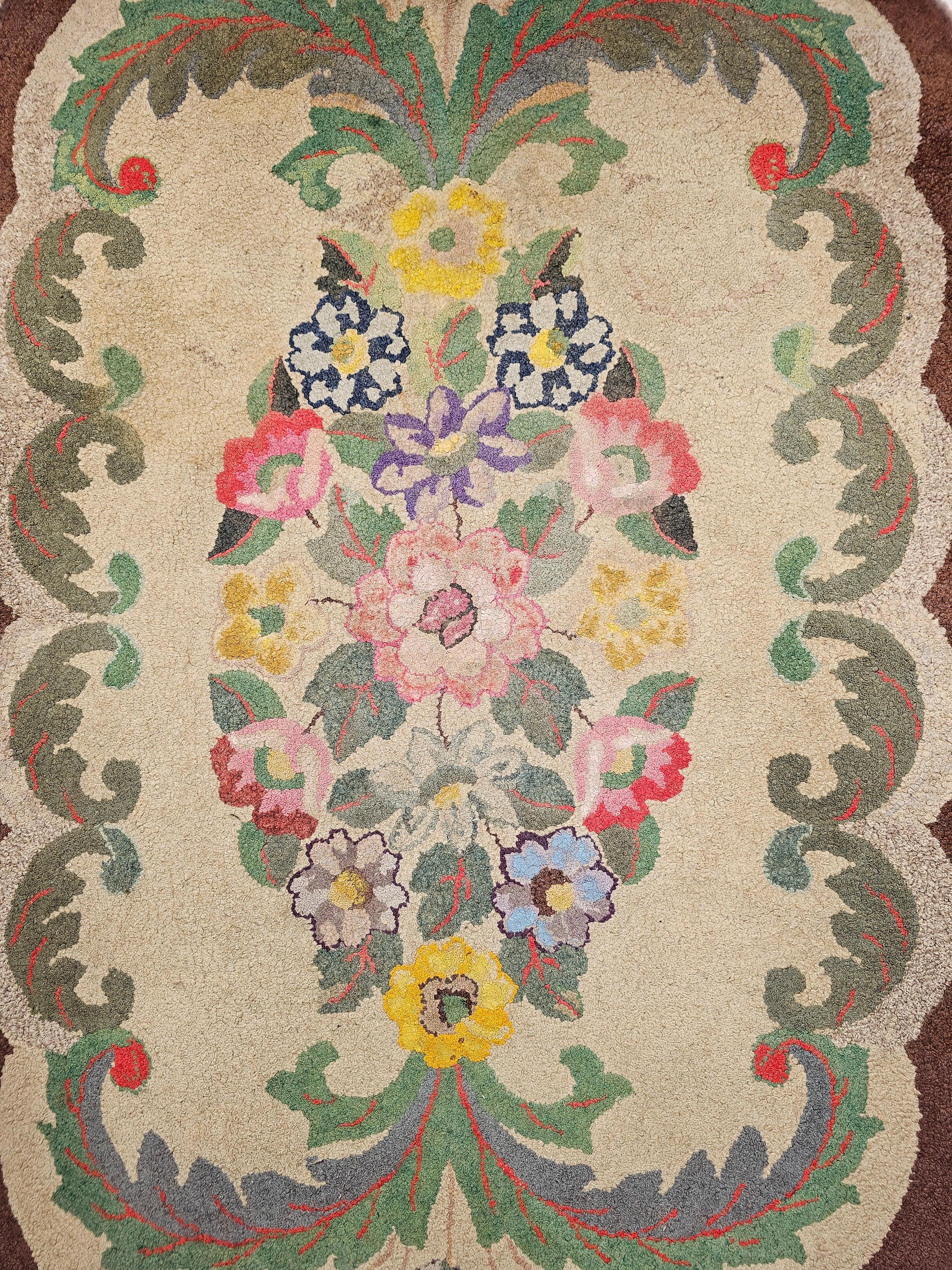 Tapis américain vintage crocheté à la main à motif floral en ivoire, vert, rouge, bleu en vente
