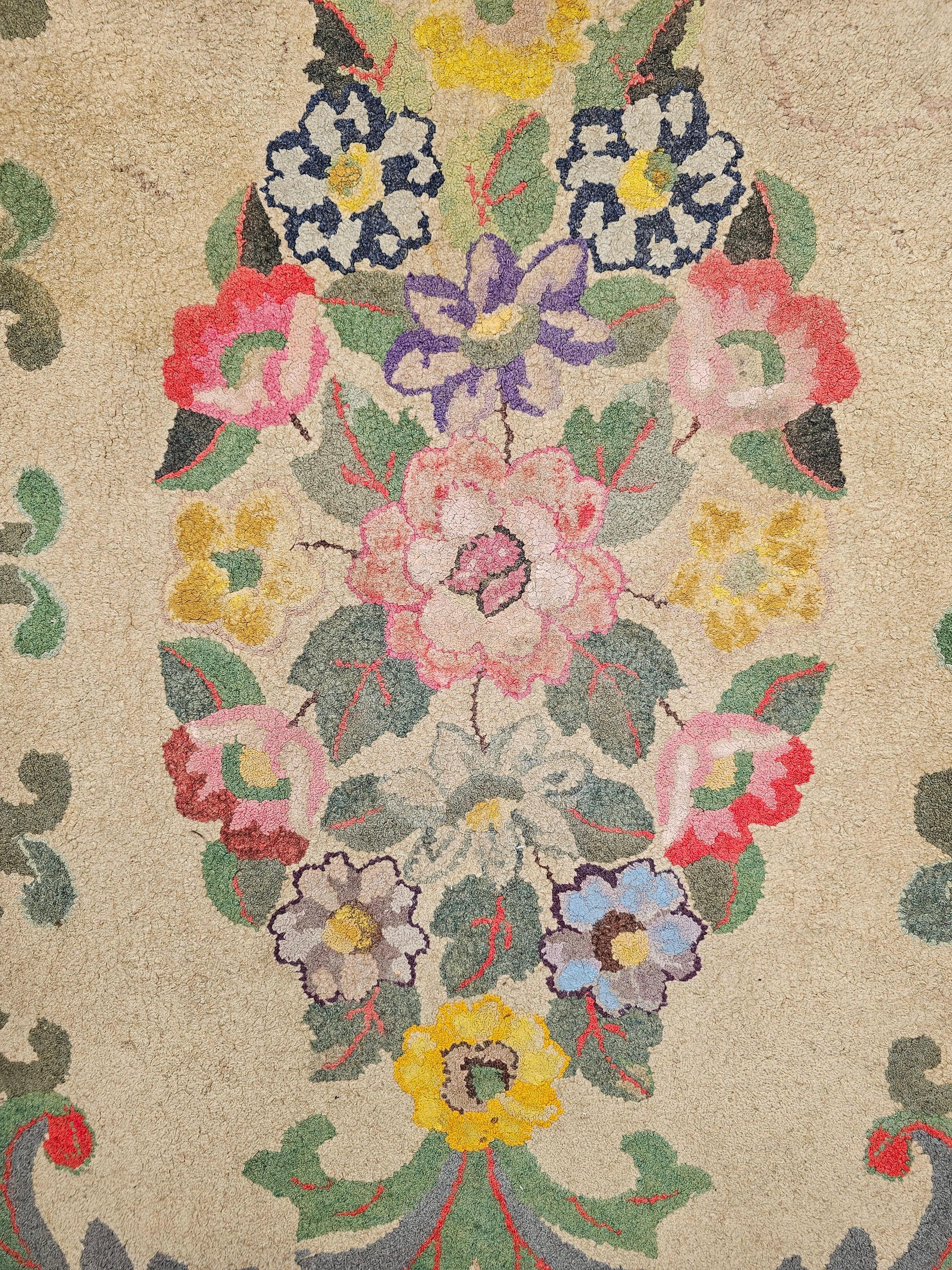 Tapis américain vintage crocheté à la main à motif floral en ivoire, vert, rouge, bleu Bon état - En vente à Barrington, IL