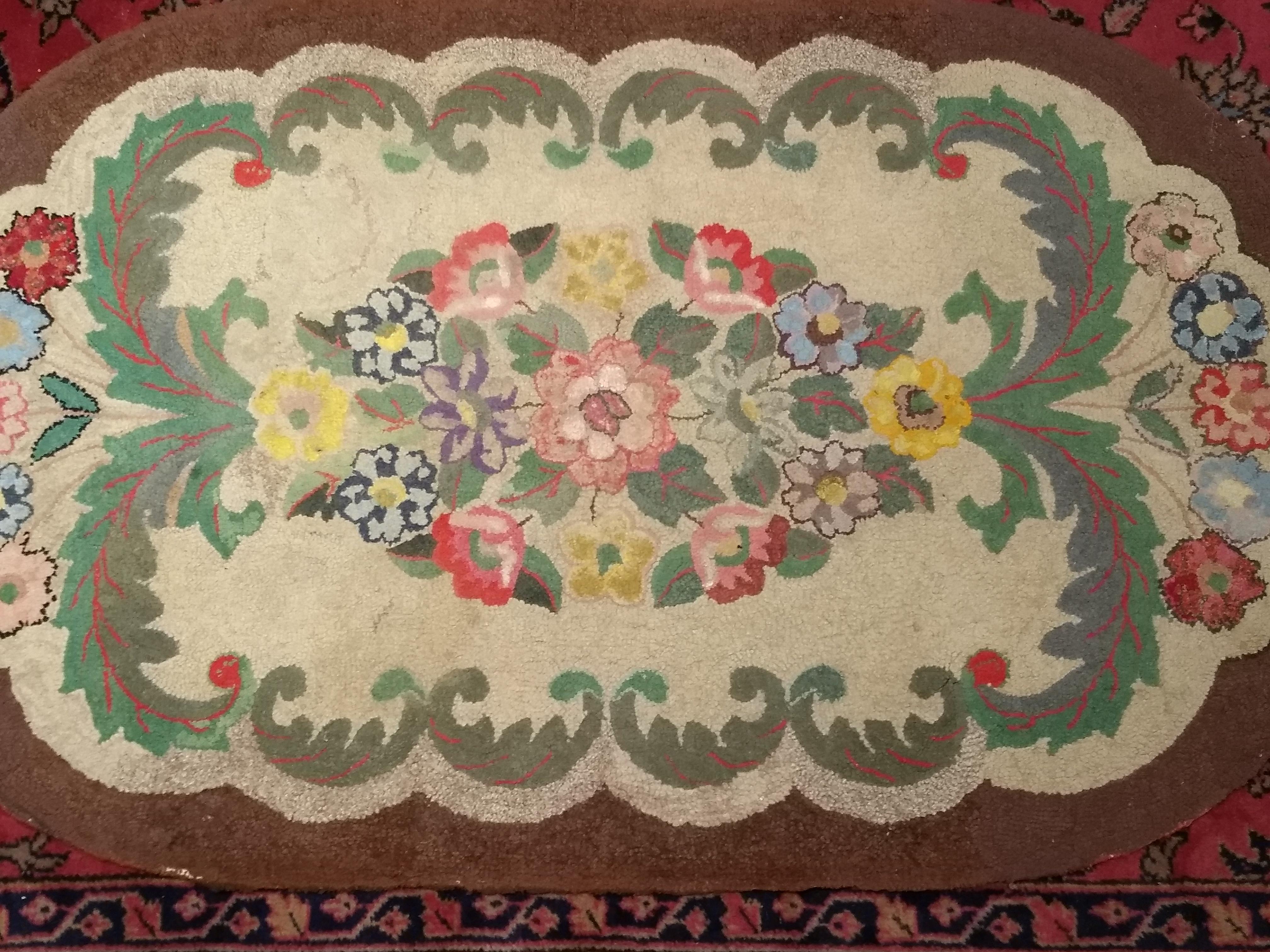 Début du 20ème siècle Tapis américain vintage crocheté à la main à motif floral en ivoire, vert, rouge, bleu en vente