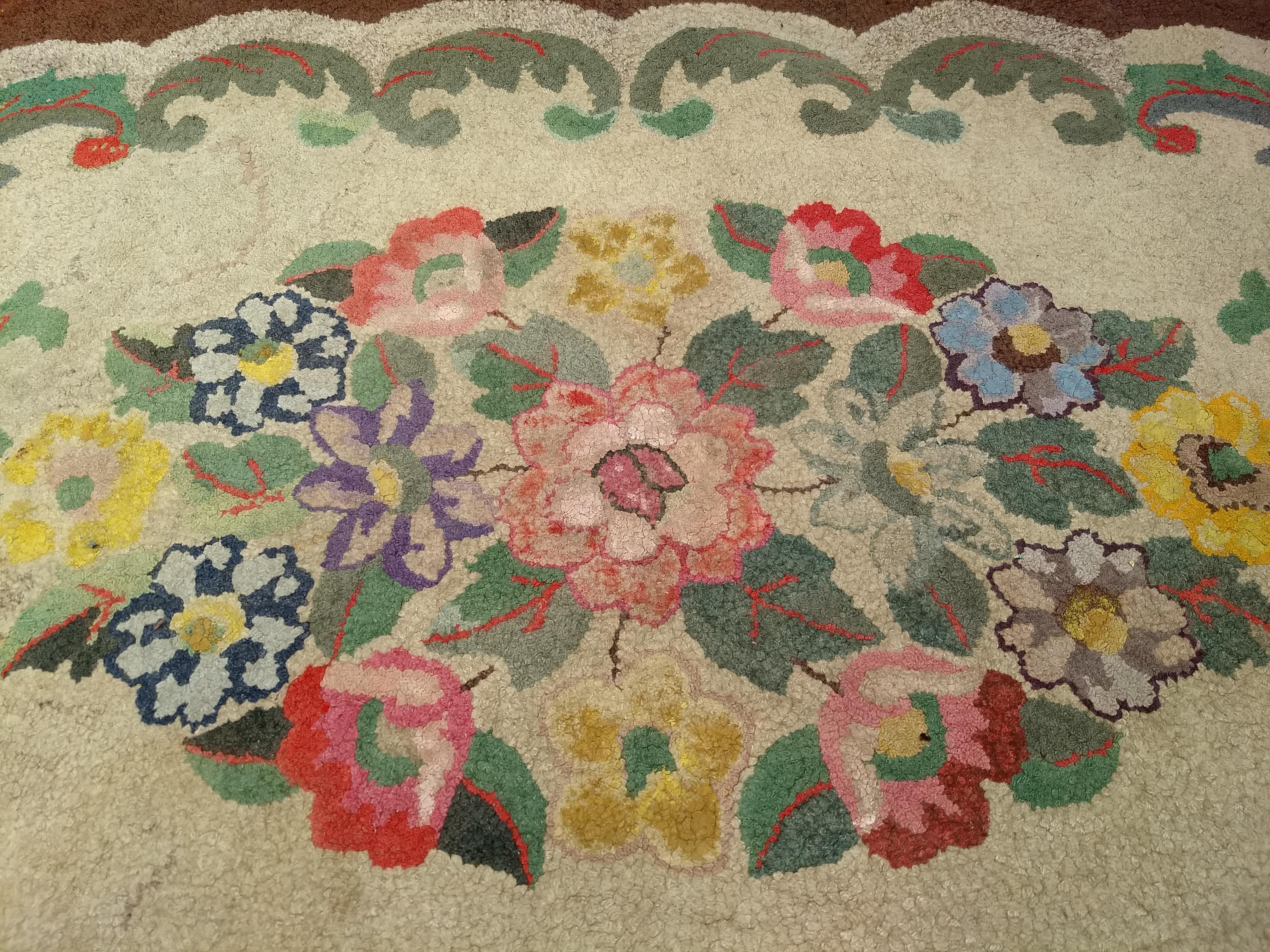 Tapis américain vintage crocheté à la main à motif floral en ivoire, vert, rouge, bleu en vente 1