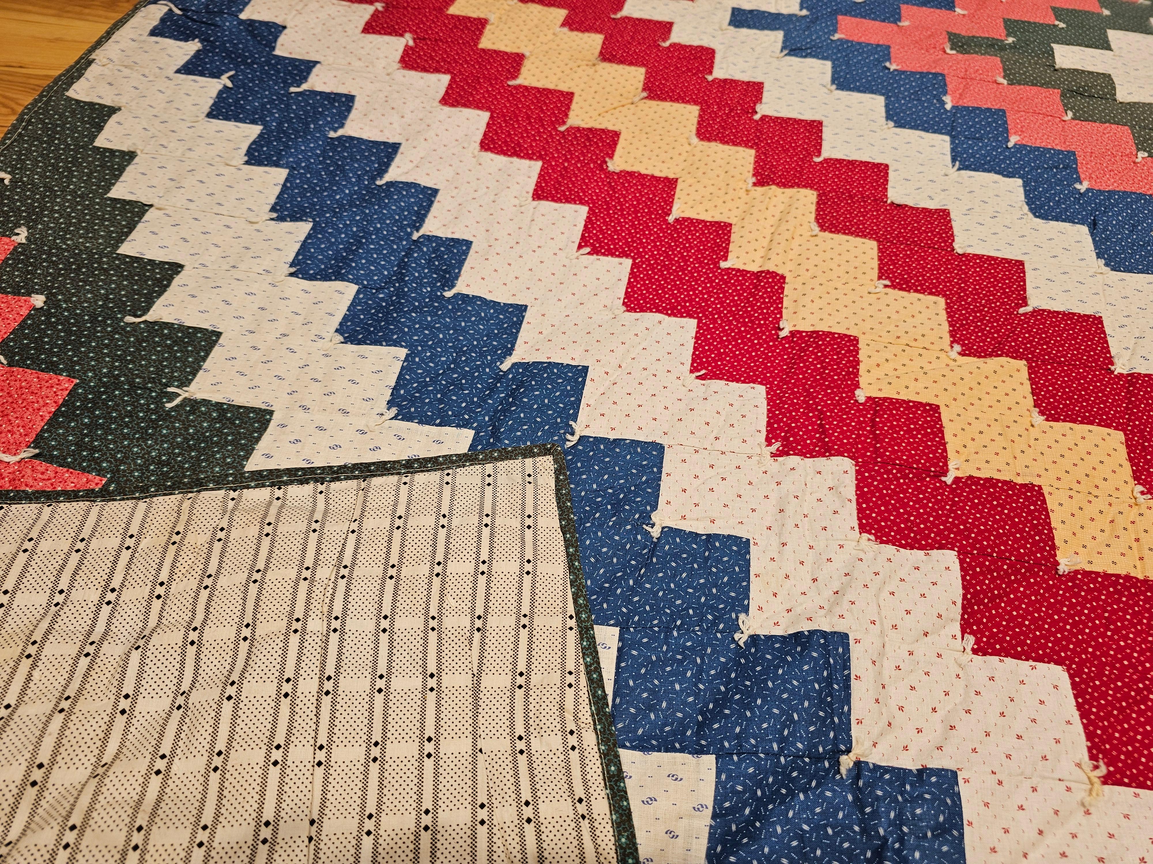 Early 1900s American Pieced Quilt in Sawtooth Square Pattern with Calico Prints For Sale 4