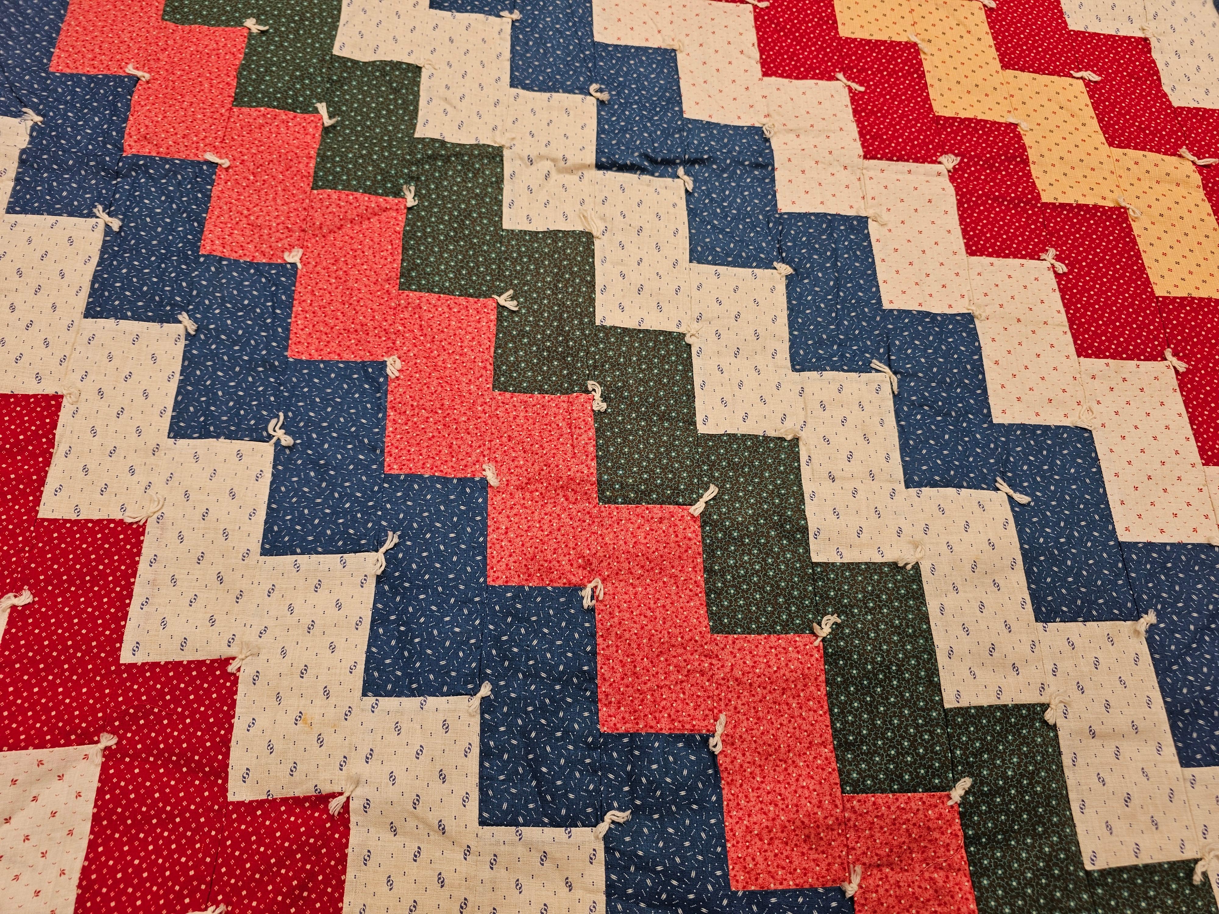 Early 1900s American Pieced Quilt in Sawtooth Square Pattern with Calico Prints For Sale 1