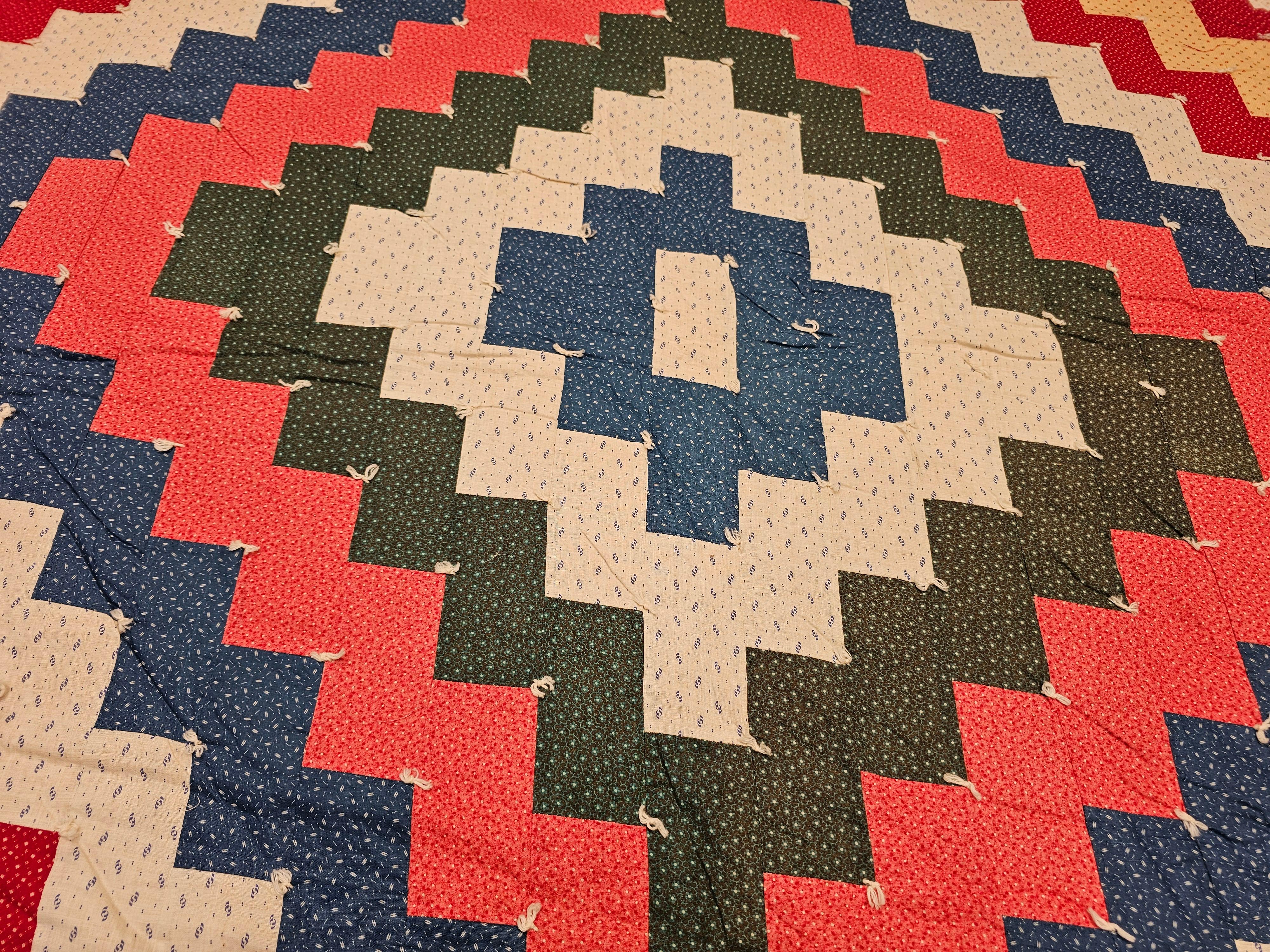Early 1900s American Pieced Quilt in Sawtooth Square Pattern with Calico Prints For Sale 2