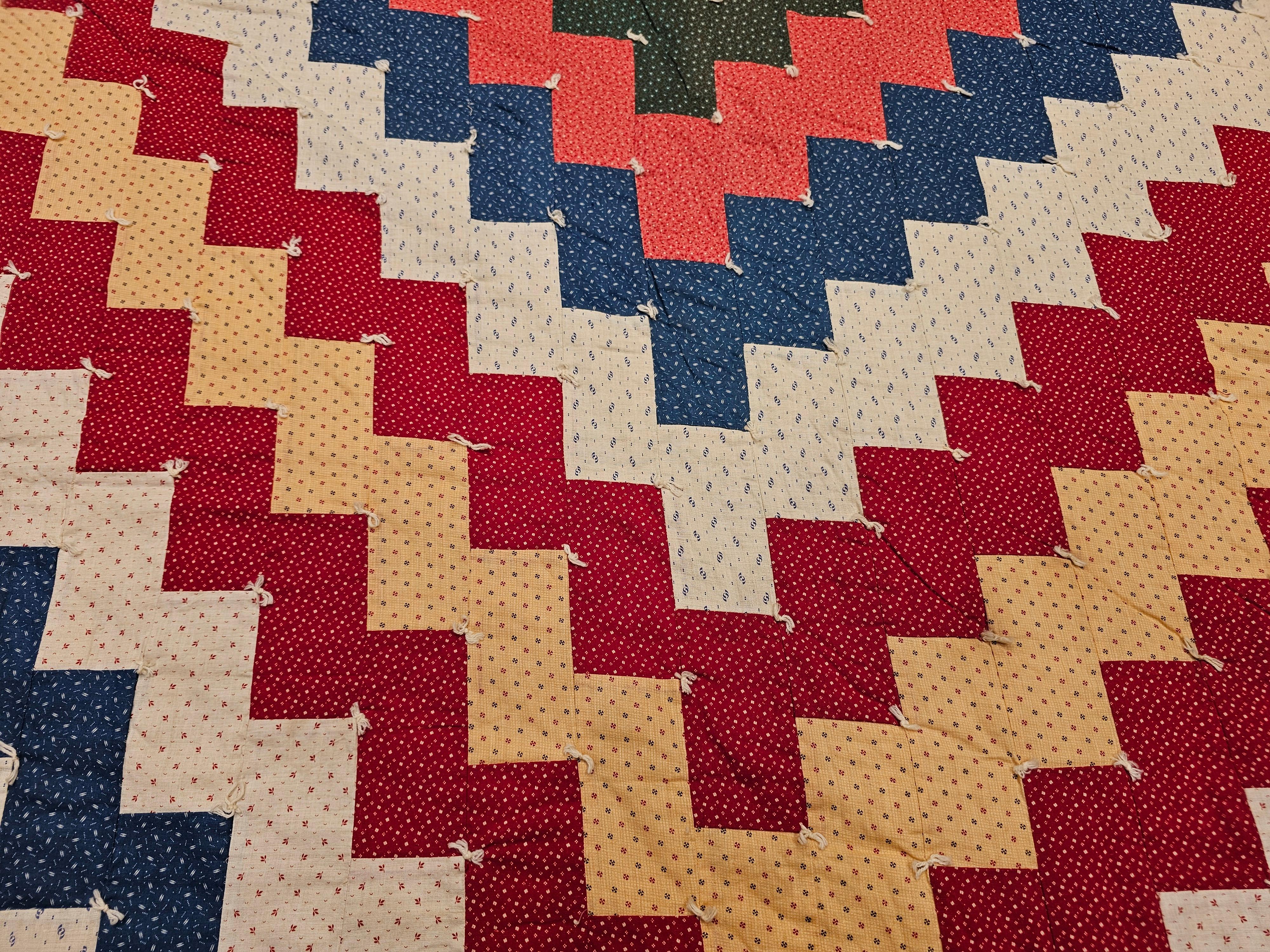Early 1900s American Pieced Quilt in Sawtooth Square Pattern with Calico Prints For Sale 3
