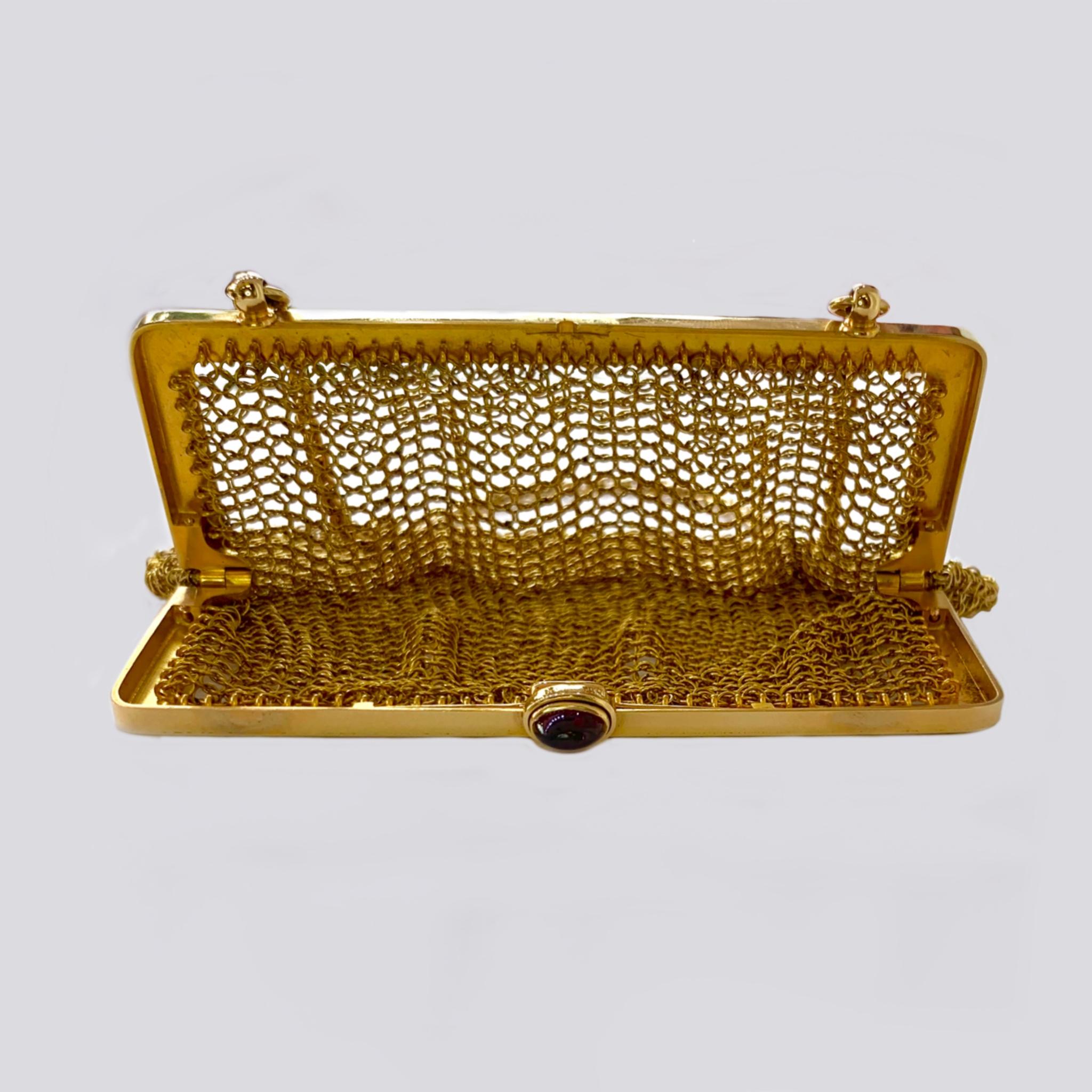 Victorian Early 1900s Antique 18 and 14 Karat Yellow Gold and Garnet Coin Purse For Sale