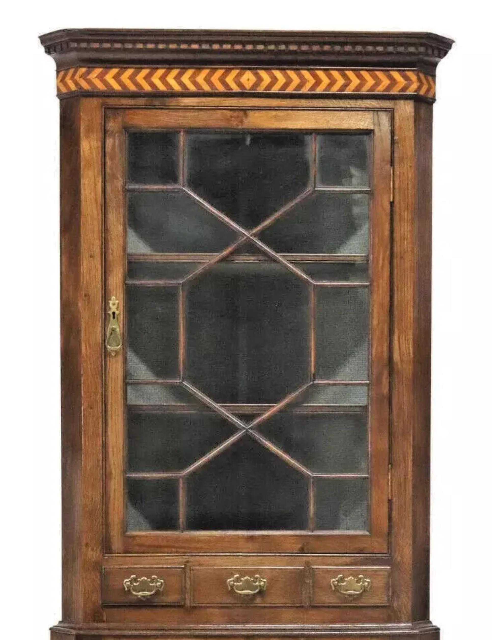 Antiguo armario esquinero inglés de principios de 1900, de roble tallado, con parquet, puerta acristalada Entarimado
