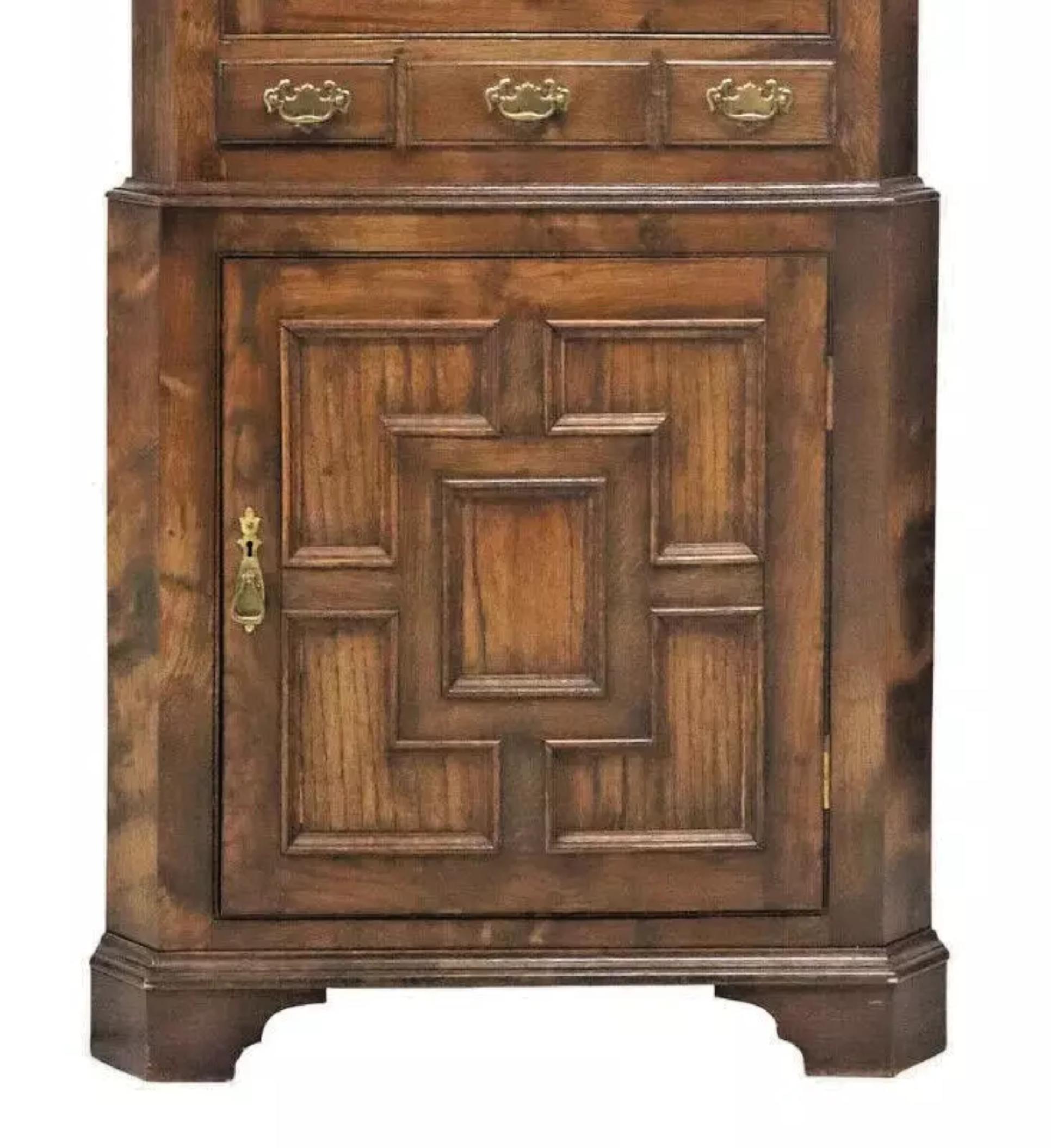 Antiguo armario esquinero inglés de principios de 1900, de roble tallado, con parquet, puerta acristalada en Bueno Estado en Austin, TX