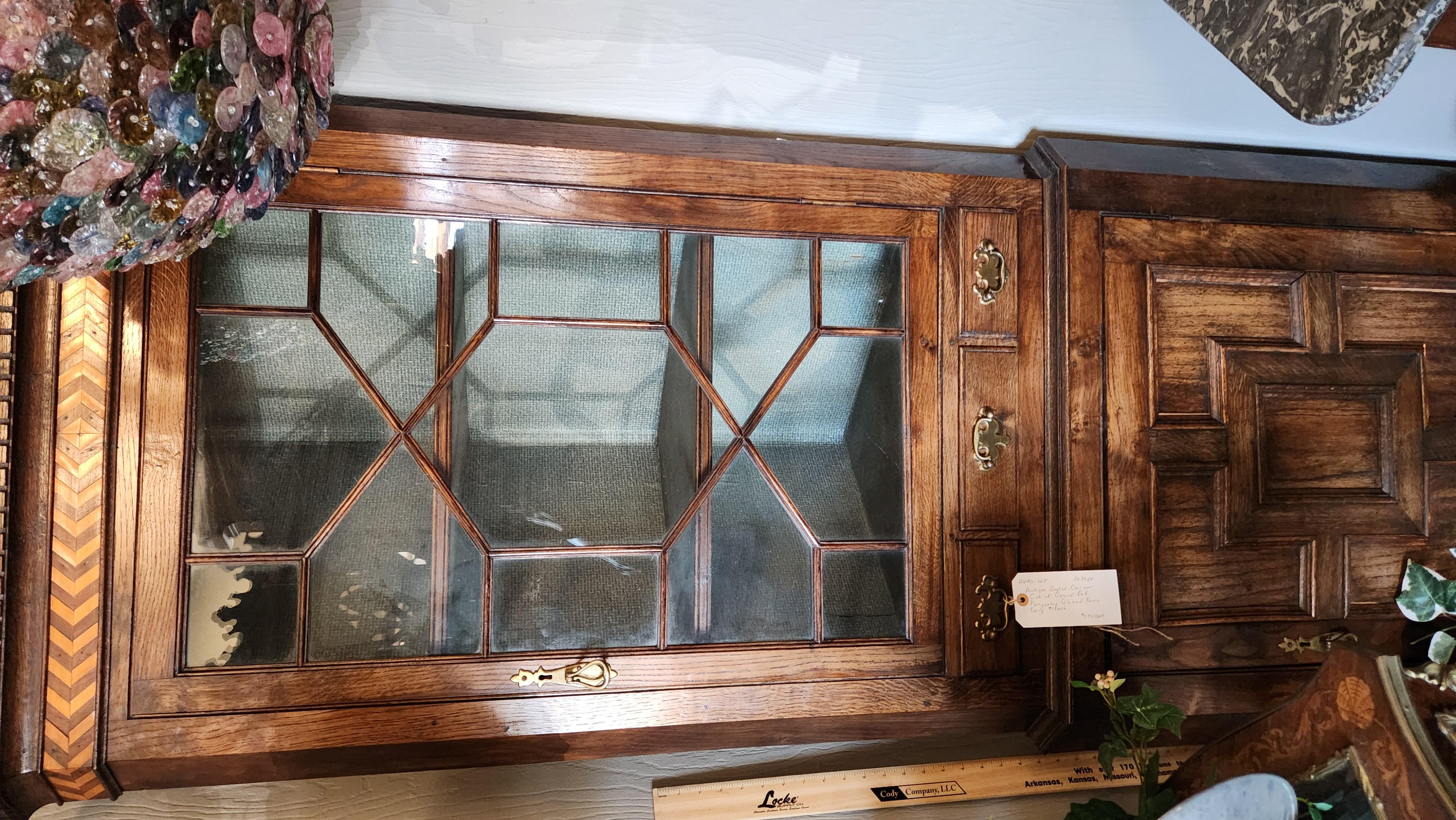 Antiguo armario esquinero inglés de principios de 1900, de roble tallado, con parquet, puerta acristalada siglo XX