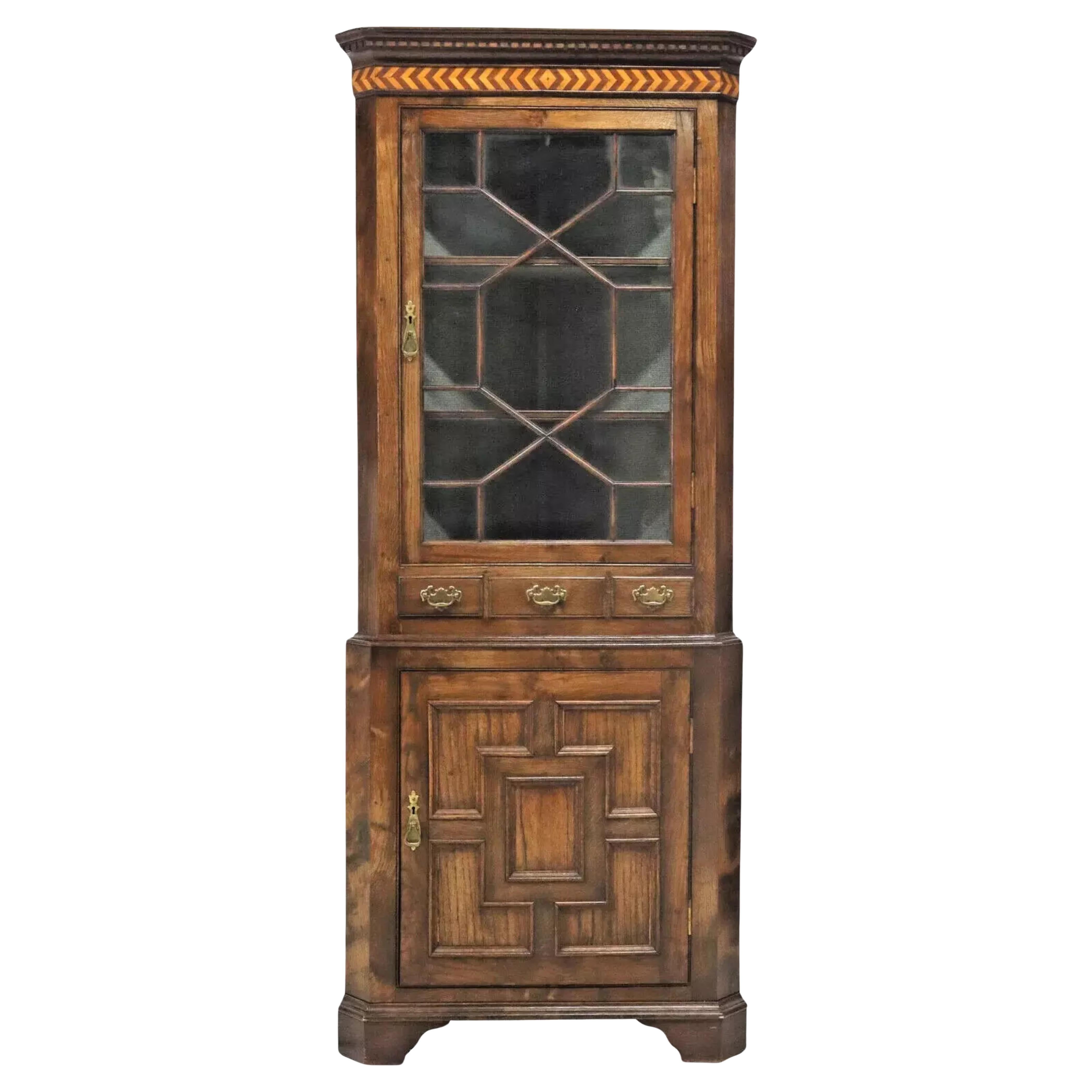 Antiguo armario esquinero inglés de principios de 1900, de roble tallado, con parquet, puerta acristalada