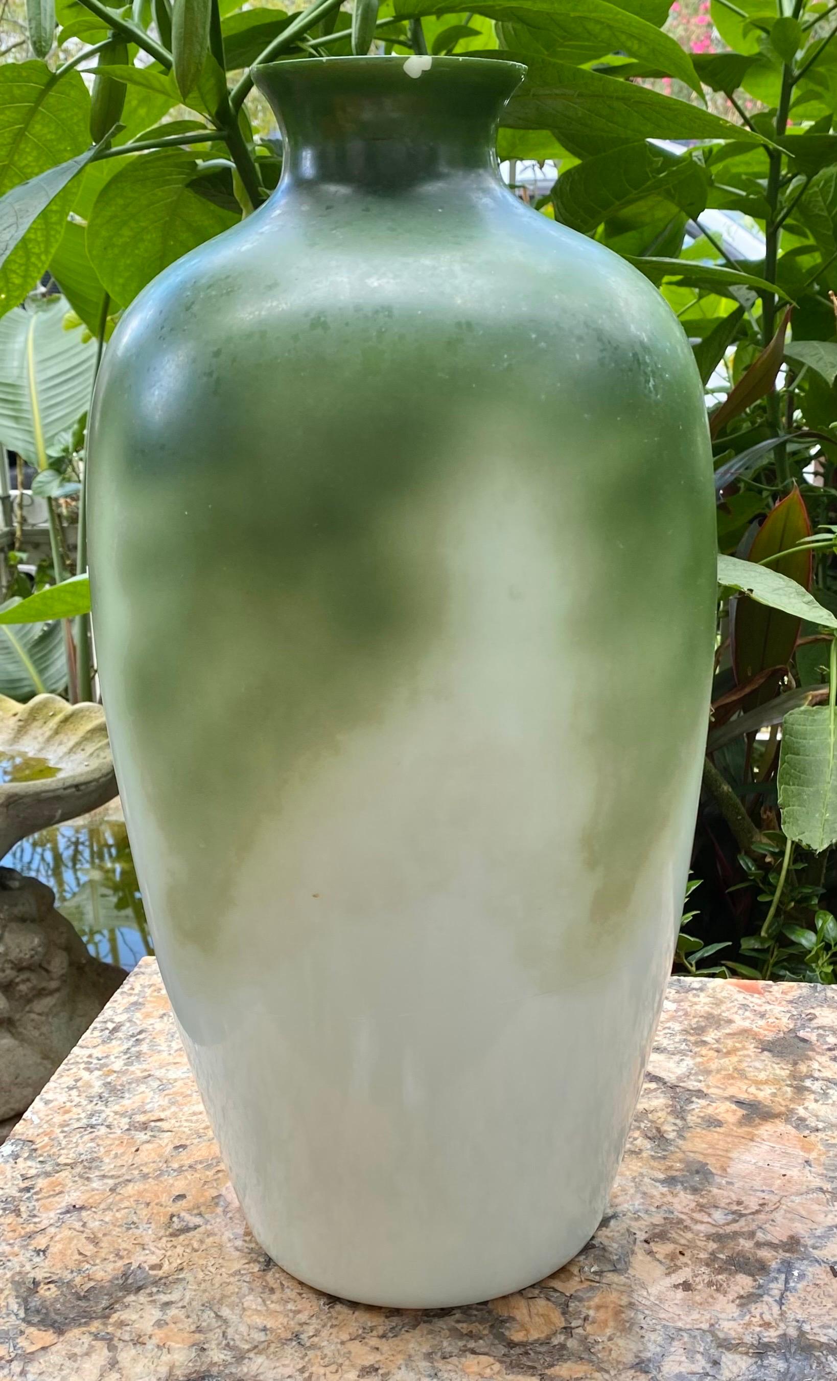 Antike Fostoria-Vase aus handbemalter Milchglas, frühe 1900er Jahre, groß  im Angebot 2