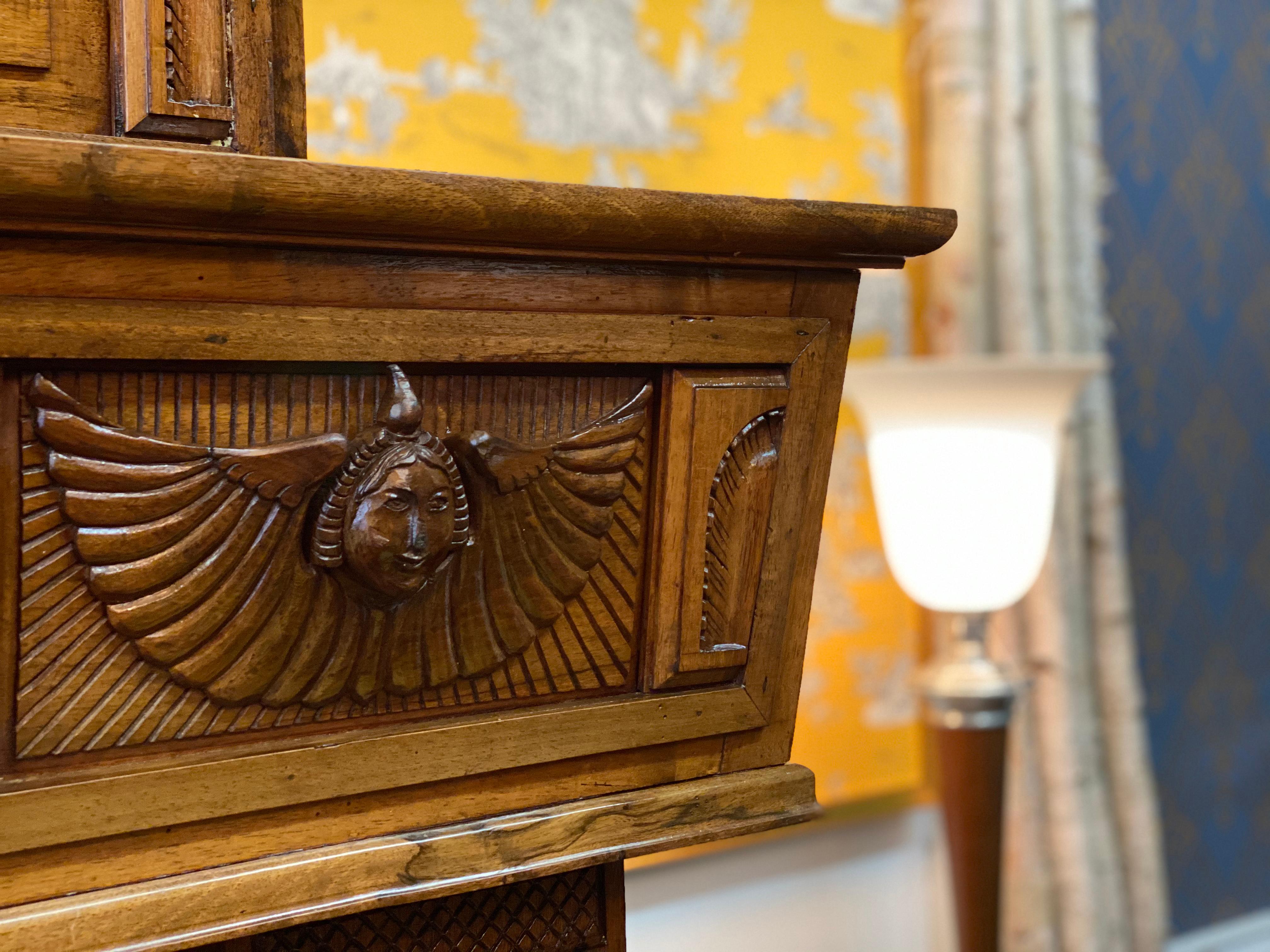 Antiker französischer Art nouveau-Stil-Kaminsims aus geschnitztem Nussbaumholz, frühe 1900er Jahre im Zustand „Relativ gut“ in Brooklyn, NY