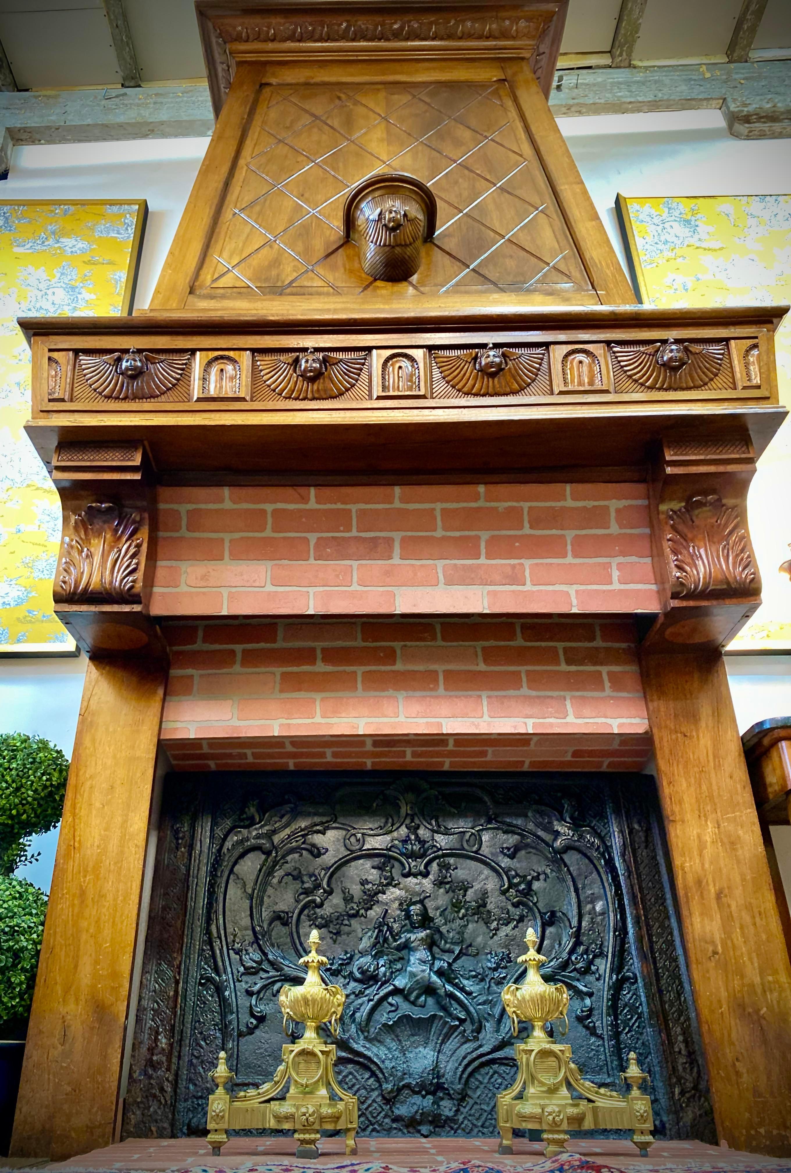 Antiker französischer Art nouveau-Stil-Kaminsims aus geschnitztem Nussbaumholz, frühe 1900er Jahre (Frühes 20. Jahrhundert)