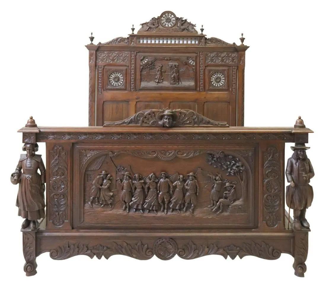 Magnifique lit à colonnes en chêne sculpté, breton, figuré et feuillu, datant du début des années 1900 !

Lit ancien, français breton, figuratif et feuillagé, en chêne sculpté, roue à fuseau,  Début des années 1900, 20e siècle !

Ce lit ancien est