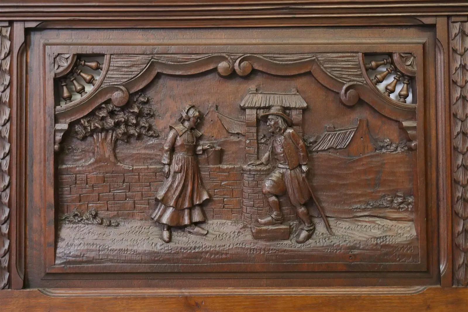 Français Lit breton français ancien du début des années 1900, figuratif et feuillagé, en chêne sculpté et tourné !