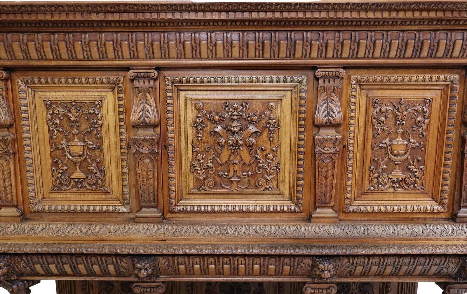 Stile provenzale Antique French Renaissance Style, intagliata, credenza in noce dei primi anni del 1900! in vendita