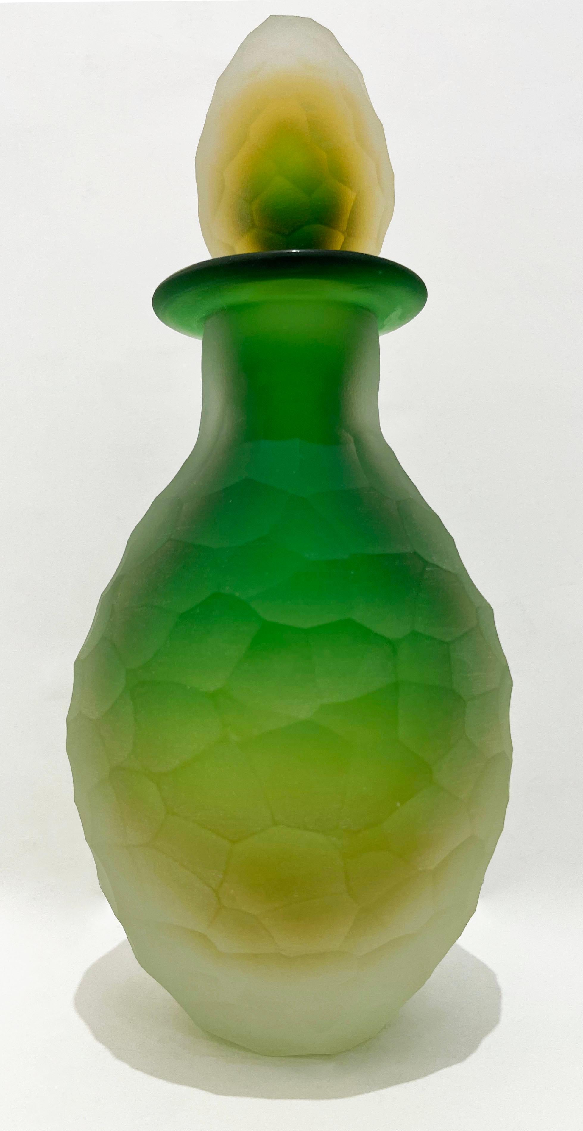 Art déco Bouteille italienne ancienne du début des années 1900 en verre de Murano en cristal vert et jaune à couches superposées en vente