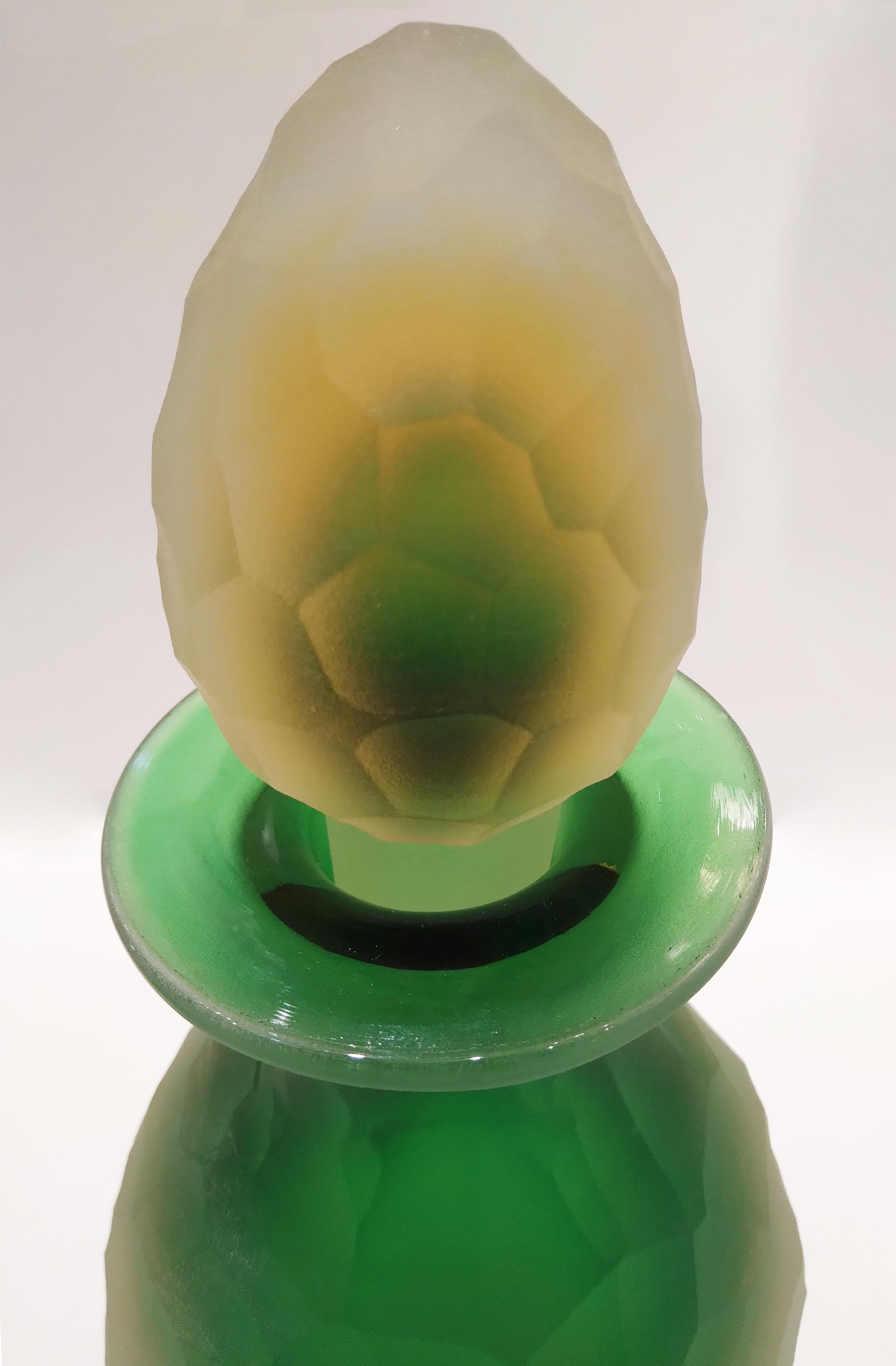 20ième siècle Bouteille italienne ancienne du début des années 1900 en verre de Murano en cristal vert et jaune à couches superposées en vente