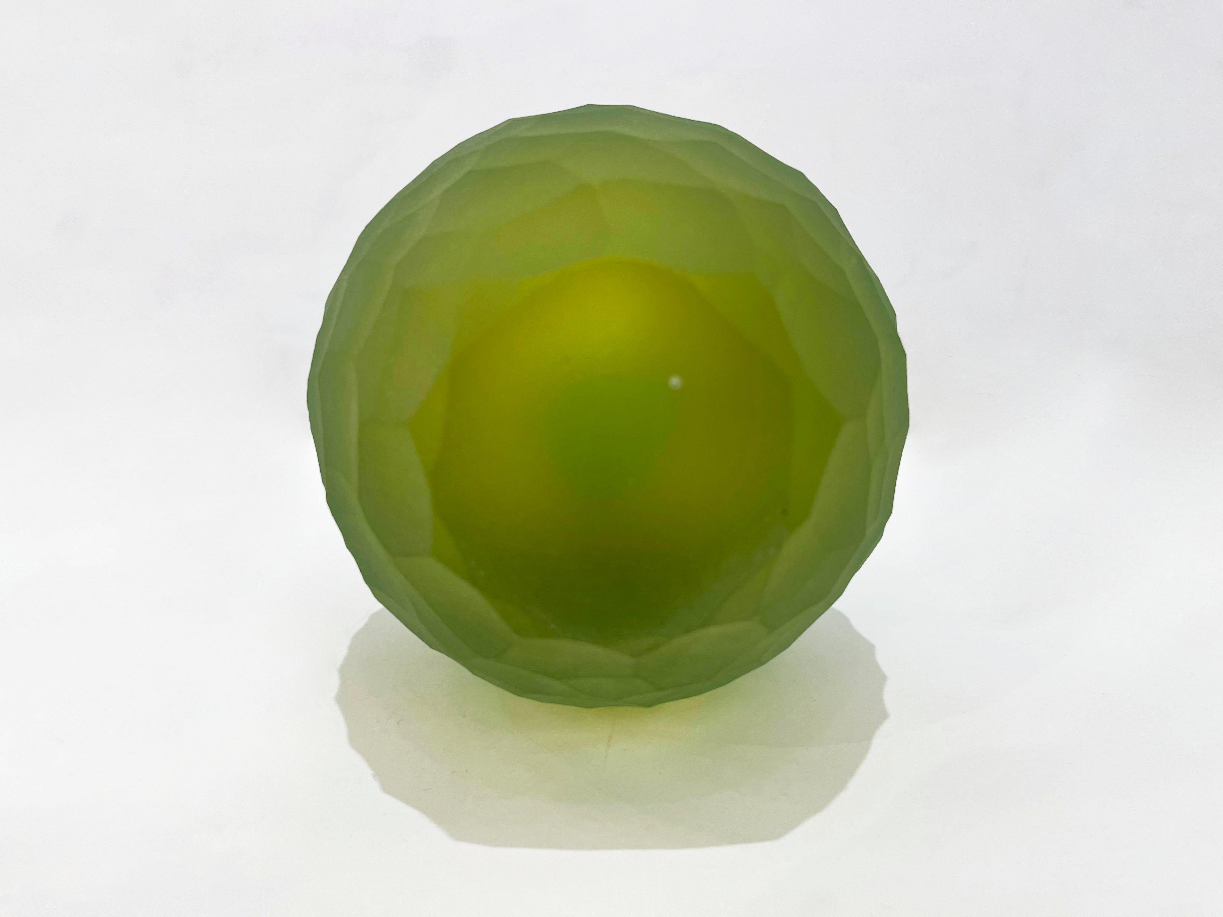 Verre de Murano Bouteille italienne ancienne du début des années 1900 en verre de Murano en cristal vert et jaune à couches superposées en vente