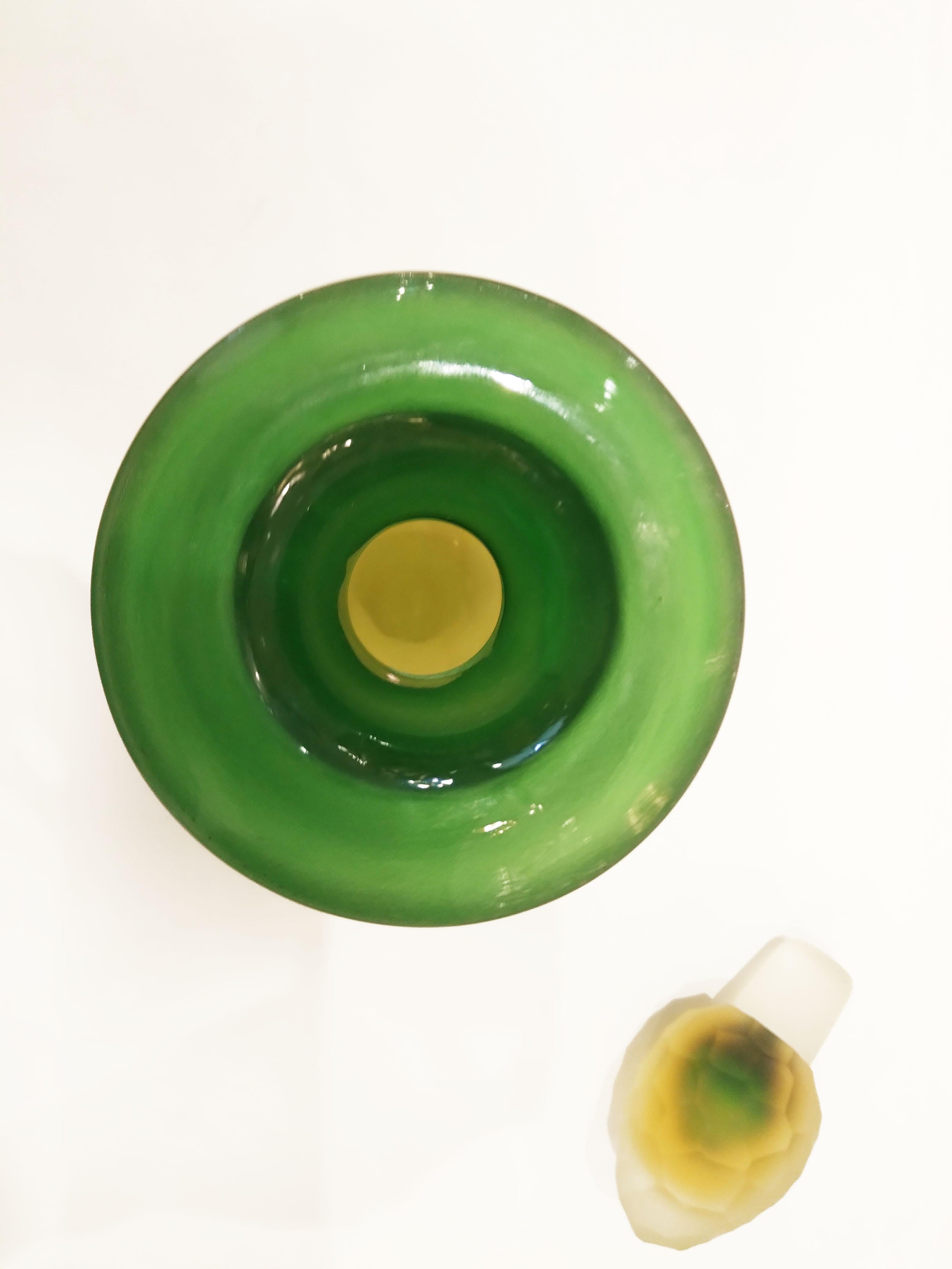Bouteille italienne ancienne du début des années 1900 en verre de Murano en cristal vert et jaune à couches superposées en vente 2
