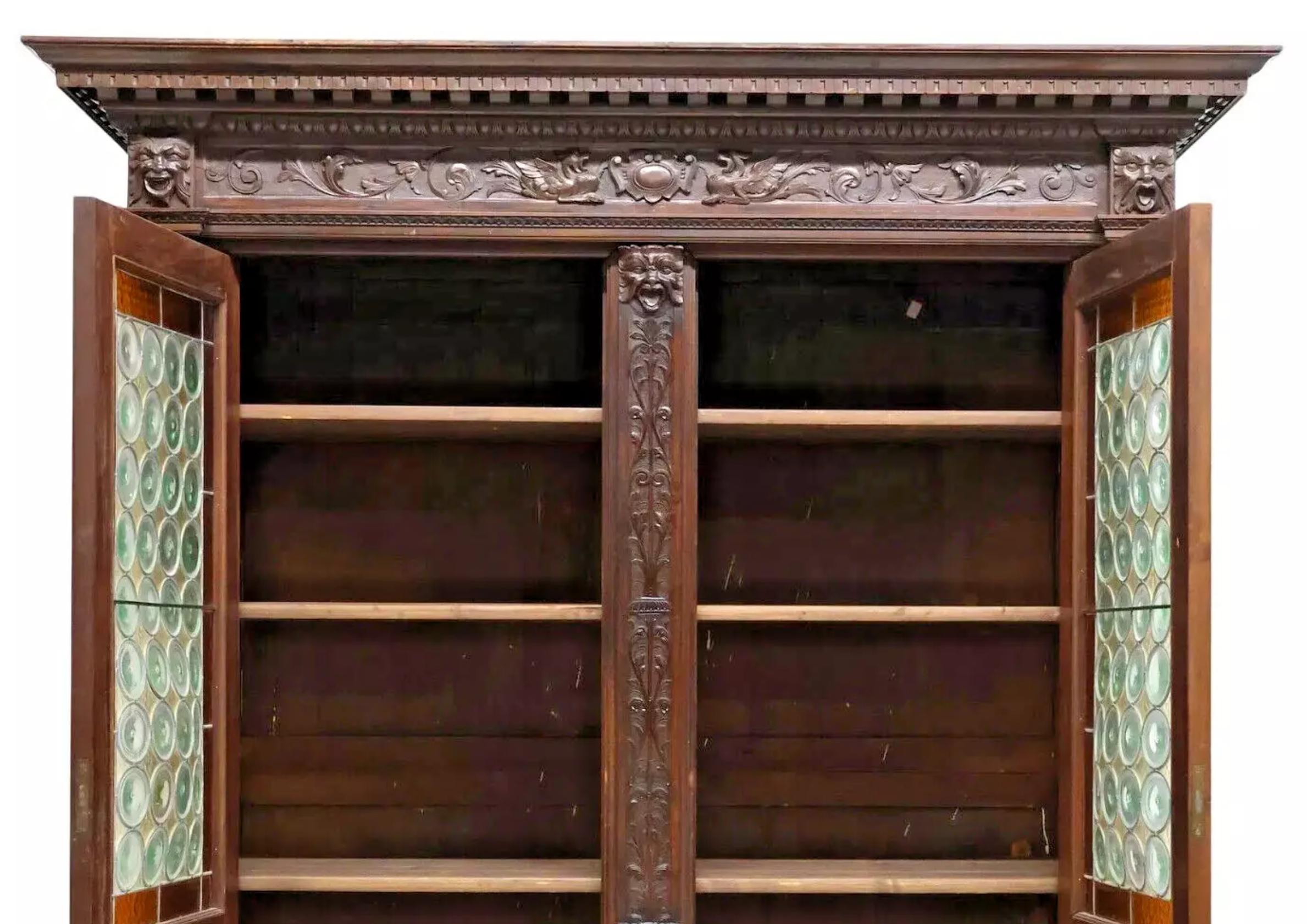 ¡Antiguo renacimiento italiano de principios de 1900, tallado, librería de nogal! Vidrio en venta