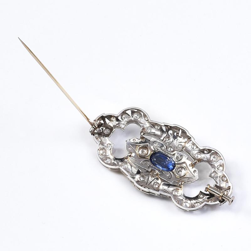 Early 1900s Art Deco 18 Karat White Gold Brooch with Sapphire and Diamonds In Excellent Condition For Sale In Roma, IT