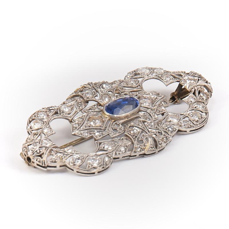 Early 1900s Art Deco 18 Karat White Gold Brooch with Sapphire and Diamonds For Sale 2