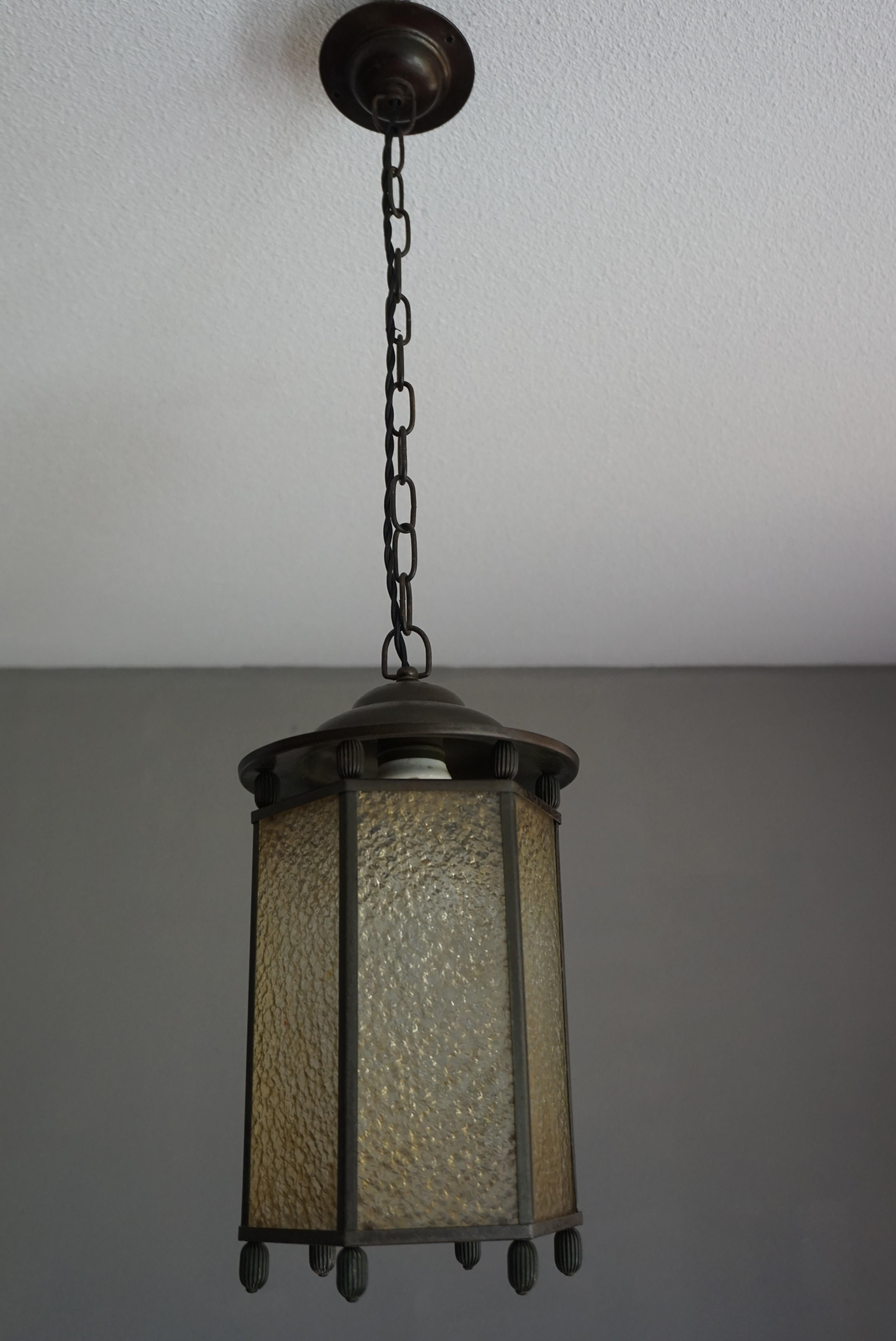Early 1900s Arts & Crafts Brass and Cathedral Glass Pendant Light Fixture In Good Condition In Lisse, NL