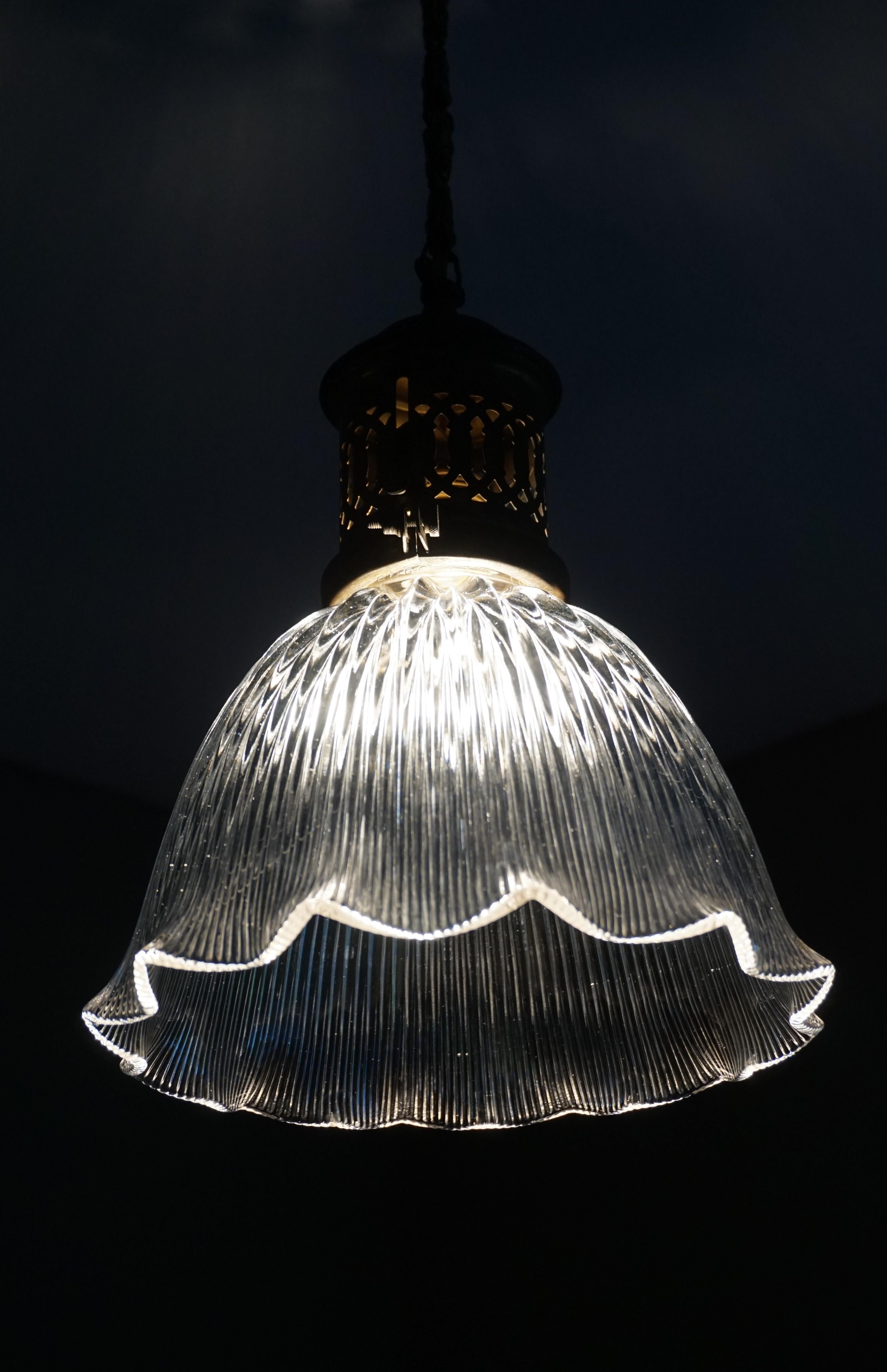 Lampe à suspension Arts &amp;amp; Crafts en laiton et verre prismatique du début des années 1900 par Holophane 10