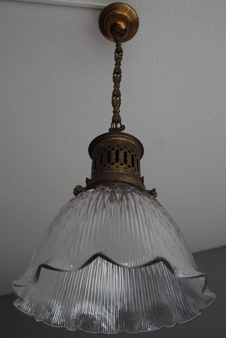 Stylish and timeless antique pendant, marked Holophane, France.

If you are looking for the ideal pendant to light up your entrance, hallway, writing table or maybe a small room then look no further. This stylish Arts & Crafts fixture with its
