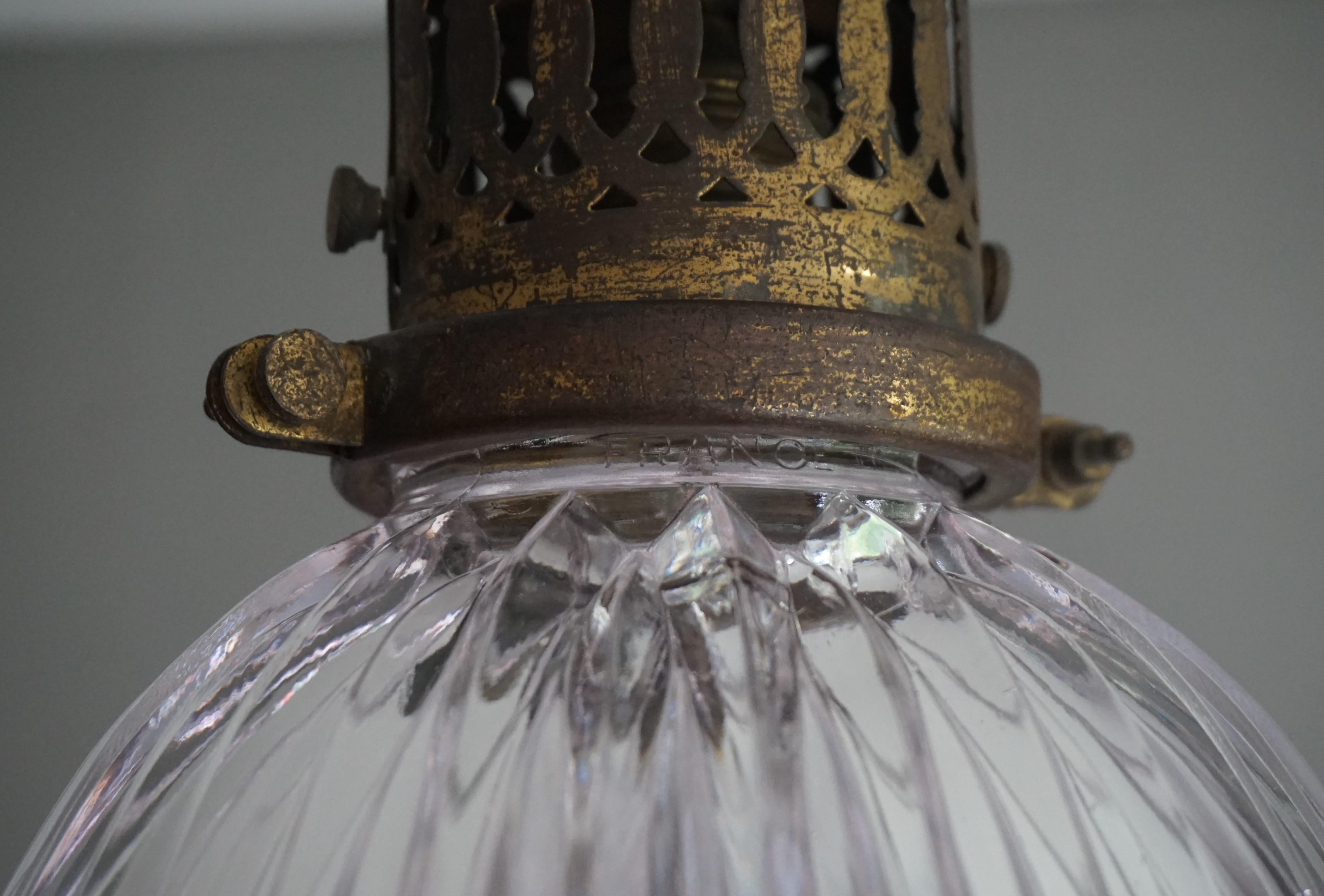 Français Lampe à suspension Arts &amp;amp; Crafts en laiton et verre prismatique du début des années 1900 par Holophane