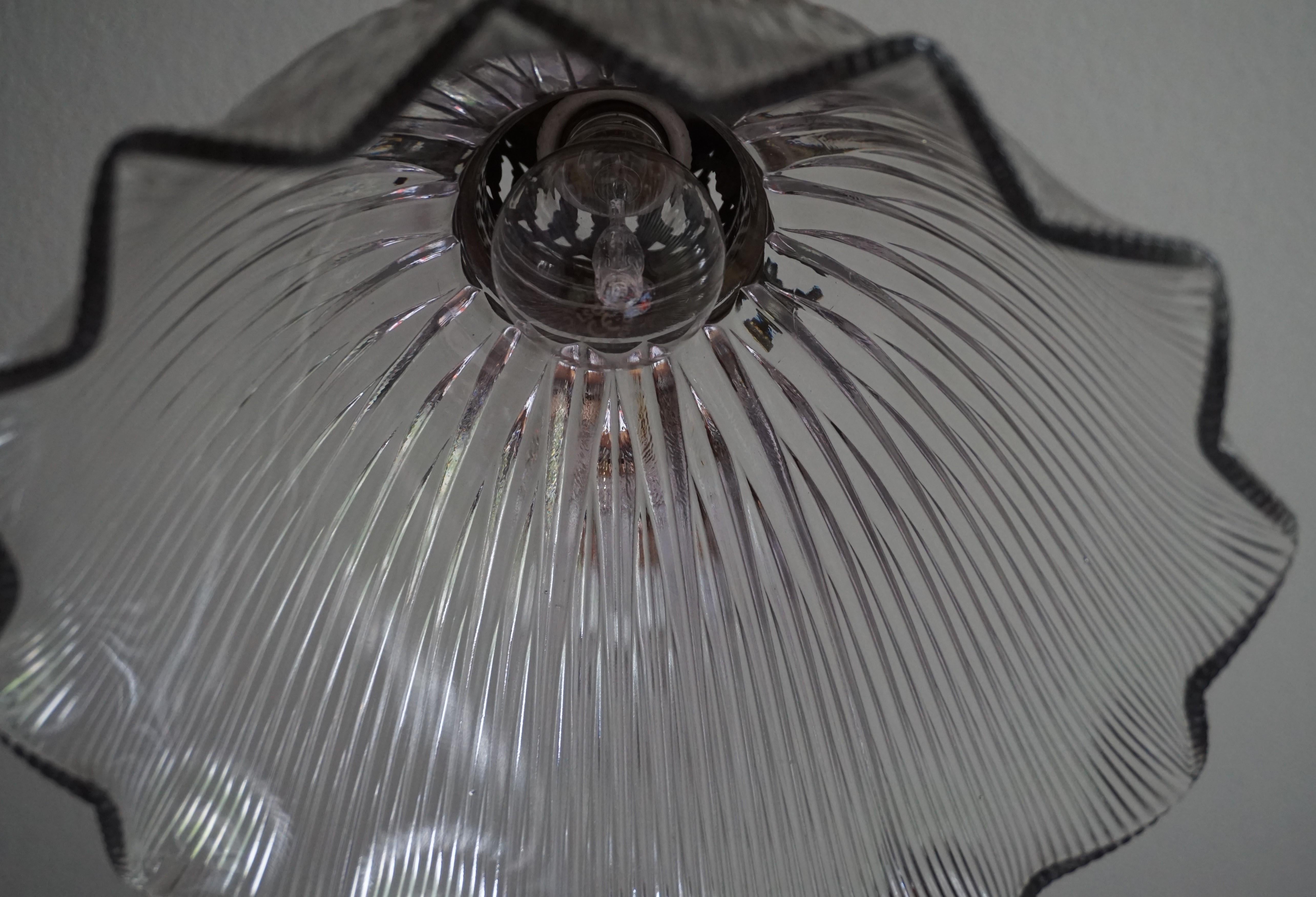 Lampe à suspension Arts &amp;amp; Crafts en laiton et verre prismatique du début des années 1900 par Holophane Bon état à Lisse, NL