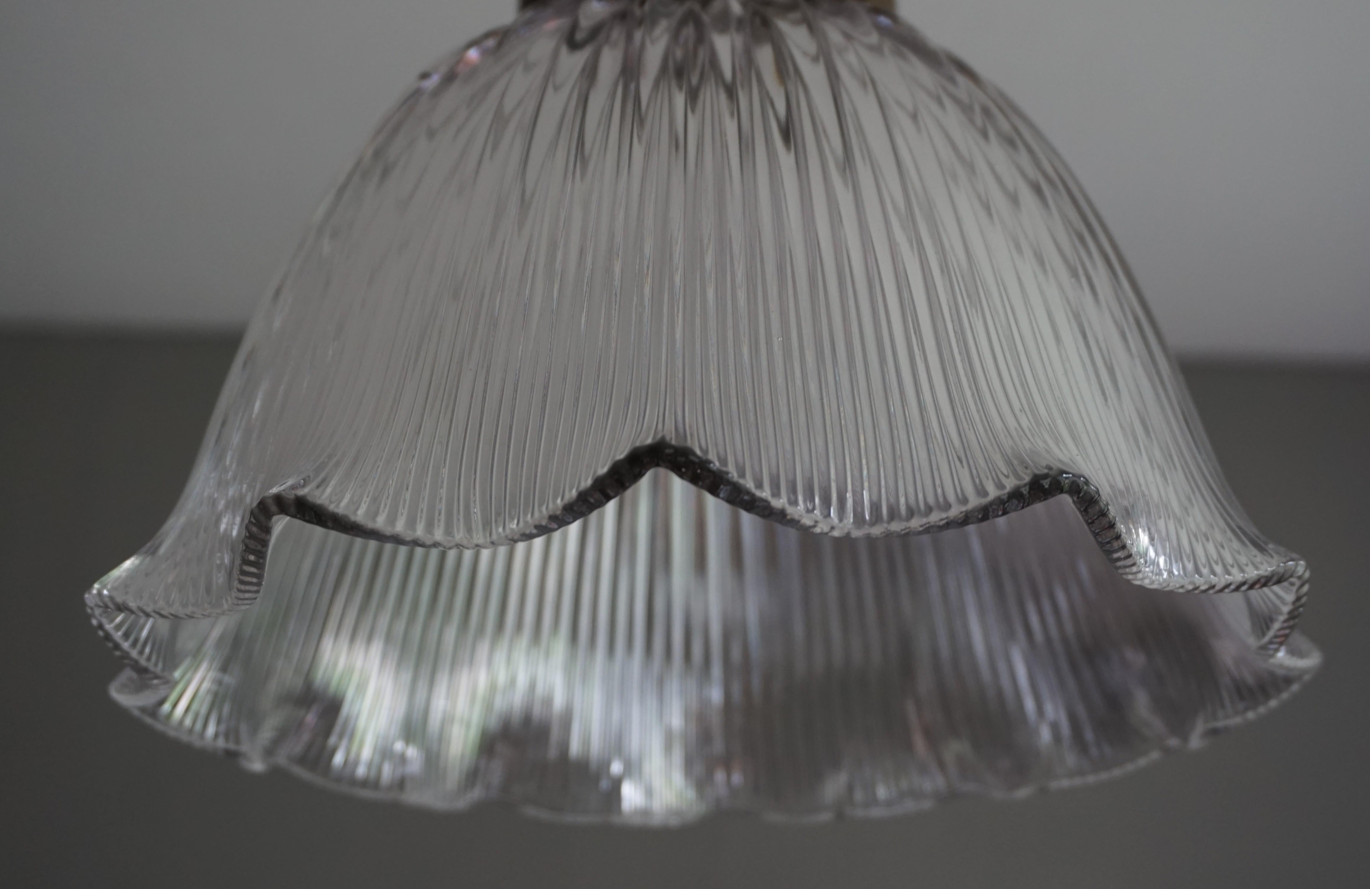 20ième siècle Lampe à suspension Arts &amp;amp; Crafts en laiton et verre prismatique du début des années 1900 par Holophane