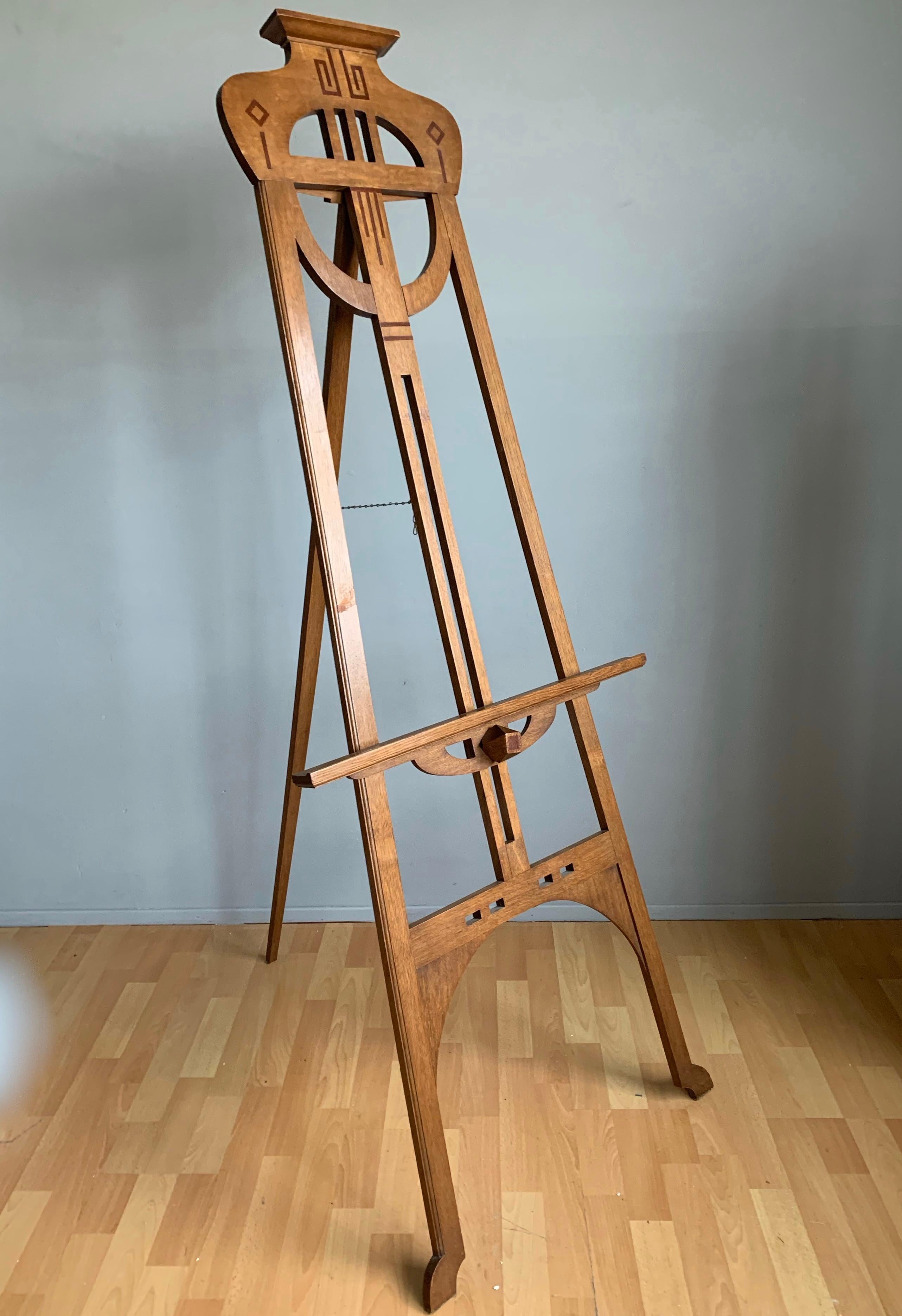 Unique and excellent condition, antique painting stand.

This solid tiger oak and pure Arts & Crafts picture stand with its striking inlaid nutwood motifs is an antique that will never fail to impress. Even when there is no painting displayed on it,