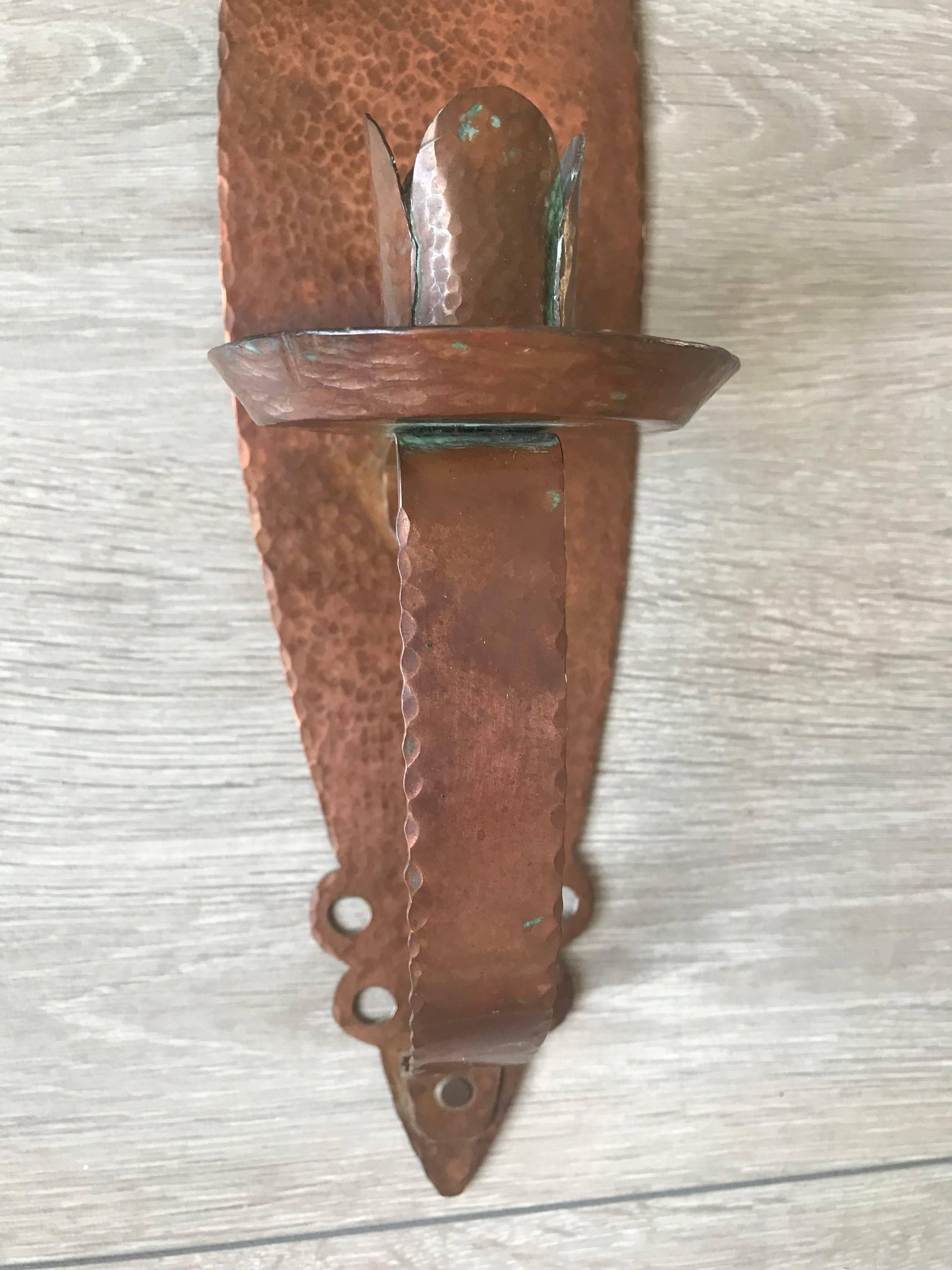 Eleganter und stilvoller Arts & Crafts Wandkerzenhalter.

Dieser wunderschöne handgeschmiedete und handgehämmerte Wandleuchter aus Kupfer sieht überall gut aus, egal wo Sie ihn anbringen. Das Gesamtdesign, die wunderbare Patina und der tulpenförmige