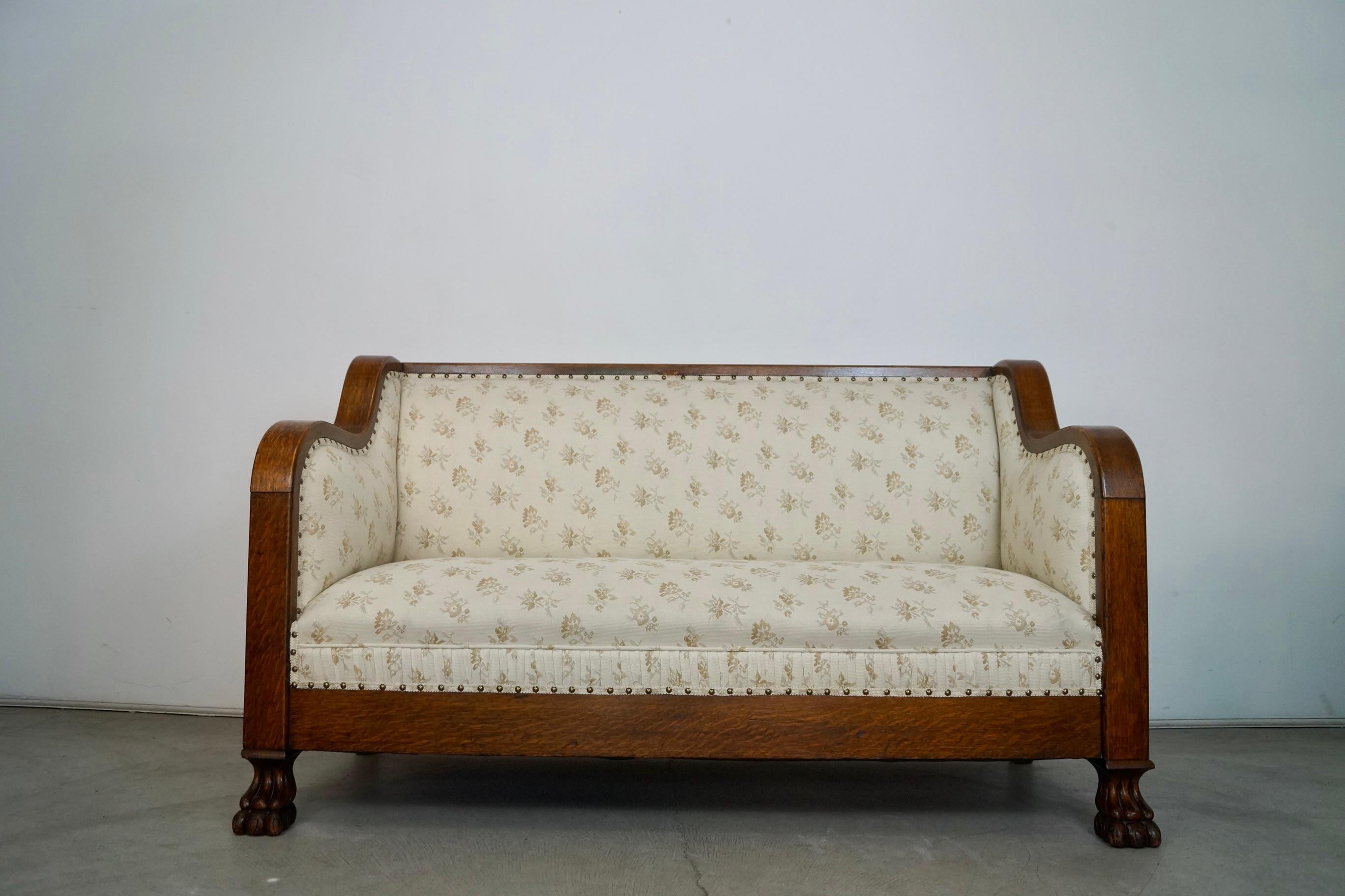 Antike Craftsman-Couch zu verkaufen. Über 100 Jahre alt und in ausgezeichnetem Zustand. Das Gestell besteht aus massiver Eiche mit dunkler Oberfläche und einer geblümten Polsterung im Vintage-Stil mit massiven Messingnagelköpfen. Schöne Viertel
