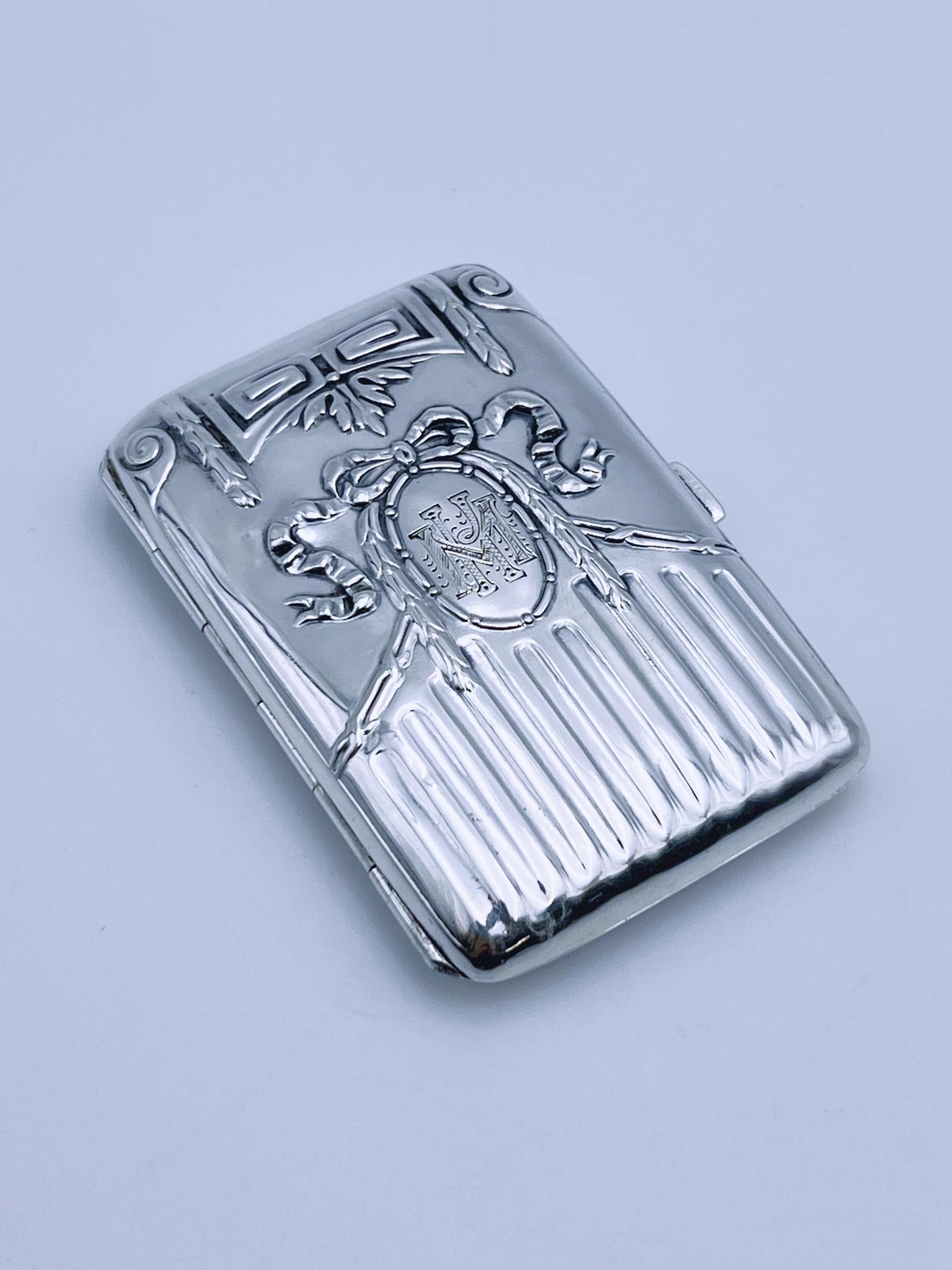 Antico portasigarette in argento Arts & Crafts, 1900-1920 ca.

Questa elegante cassa in argento massiccio (830s fine) presenta intricati dettagli Arts & Crafts con influenze dell'epoca edoardiana. Splendidamente inciso con la data 24.12.1922 e le