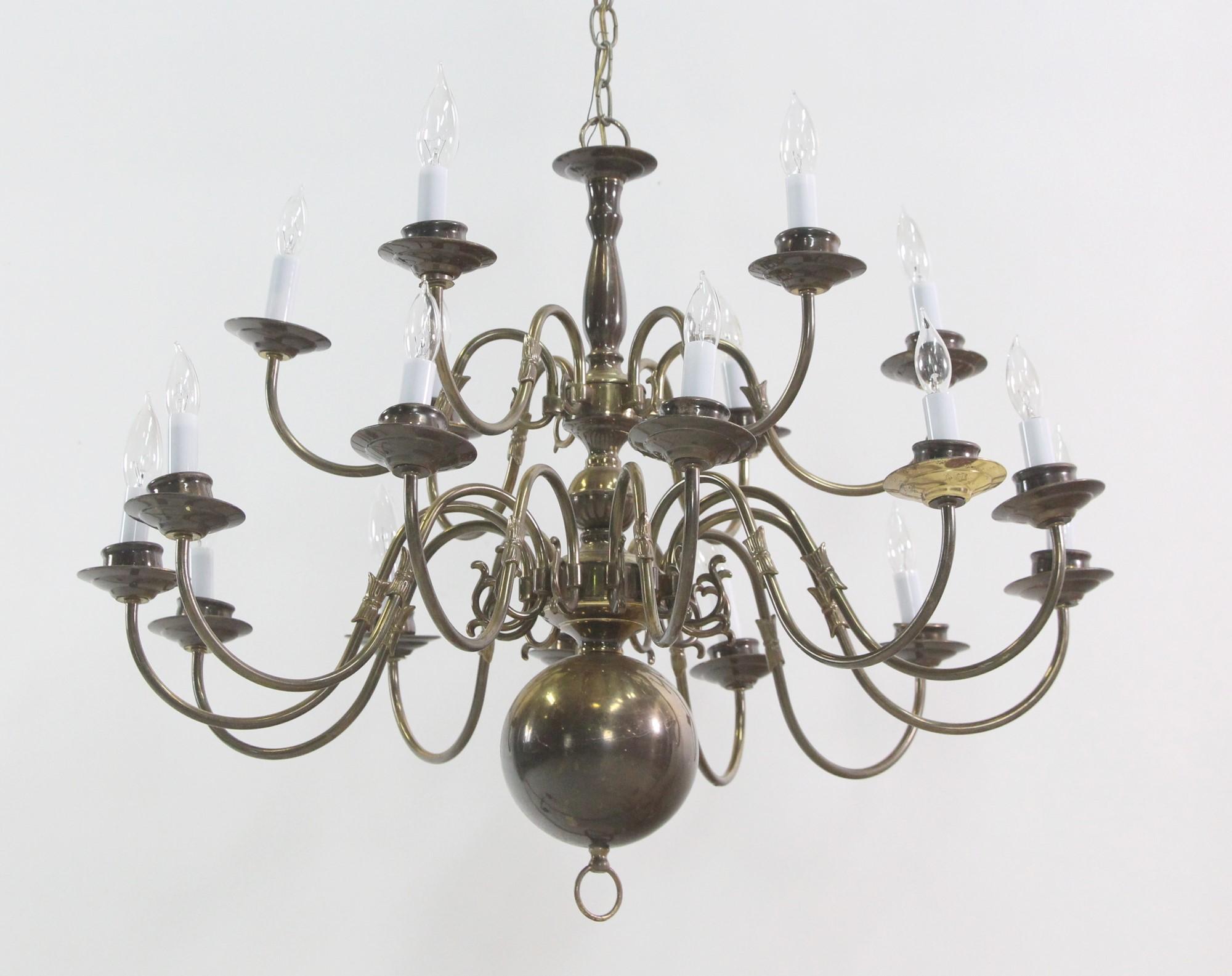 American Early 1900s Brass Williamsburg Style Chandelier with 18 Arms and Lights