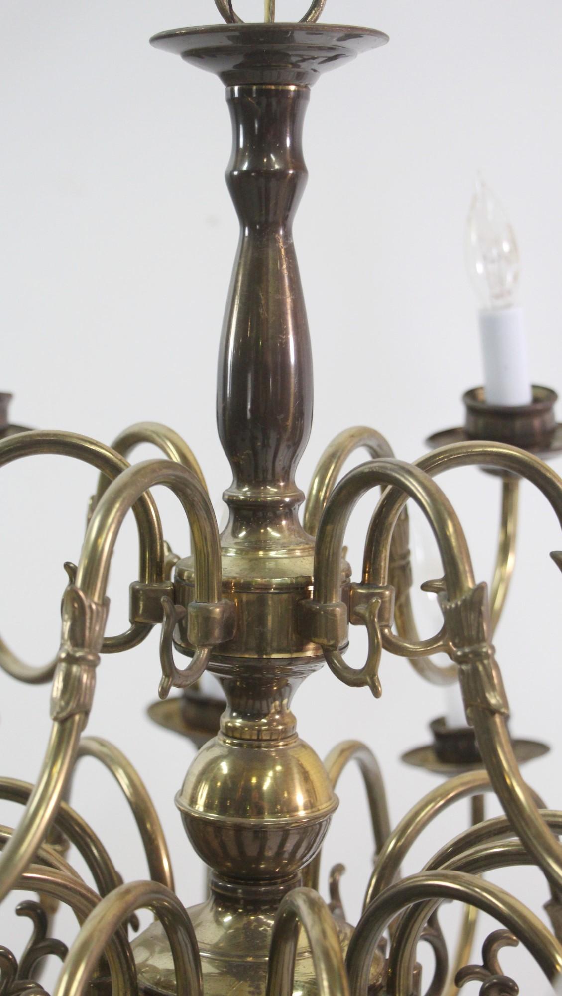 Early 1900s Brass Williamsburg Style Chandelier with 18 Arms and Lights In Good Condition In New York, NY