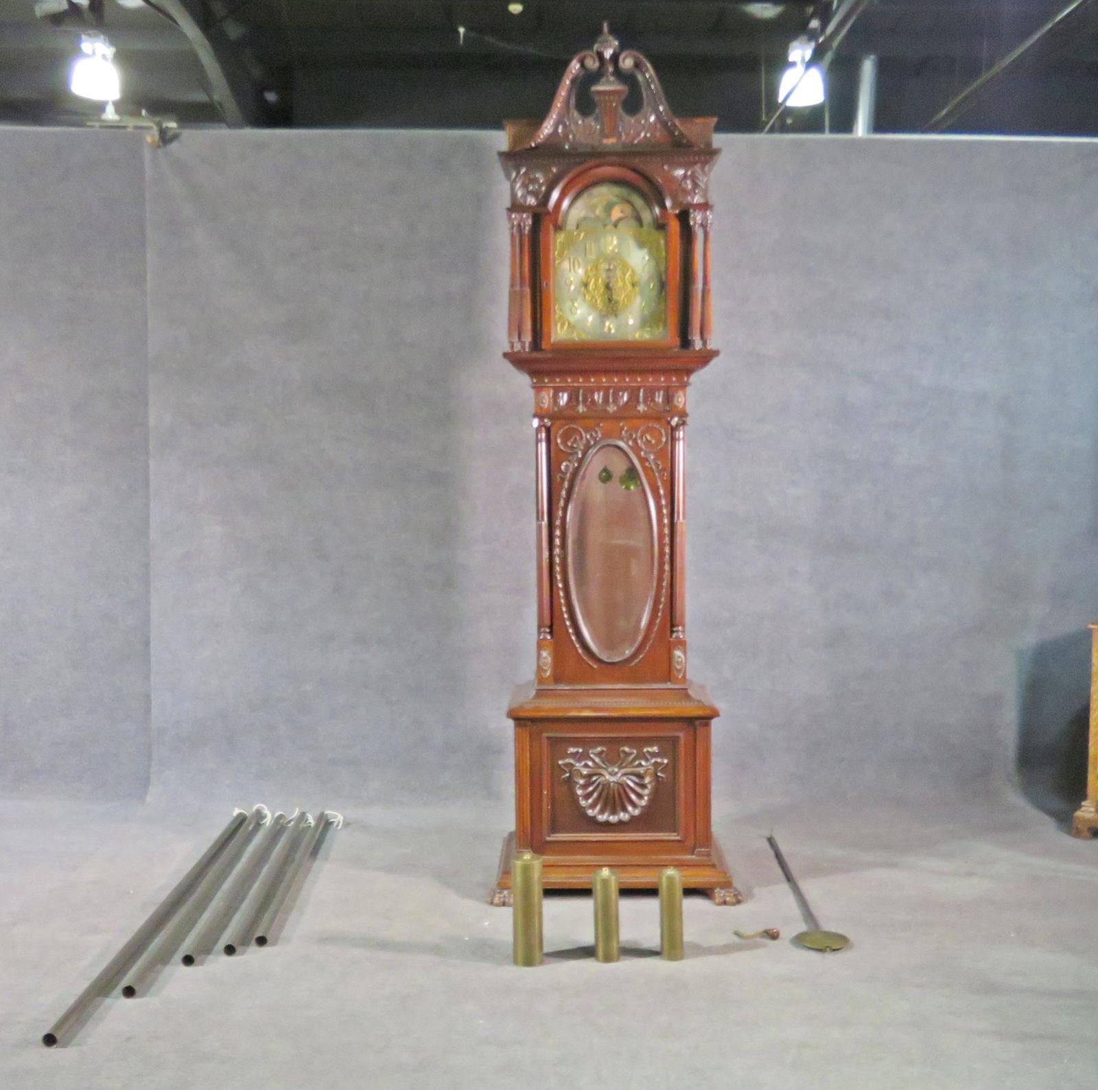 Dies ist eine spektakuläre Uhr mit, was ich glaube, ist eine solide geschnitzte Walnuss Durfee Gehäuse und und hat eine Elliot of London Bewegung. Der Fall hat einige Anzeichen von Verschleiß und ist in seinem ursprünglichen Zustand. Die Uhr