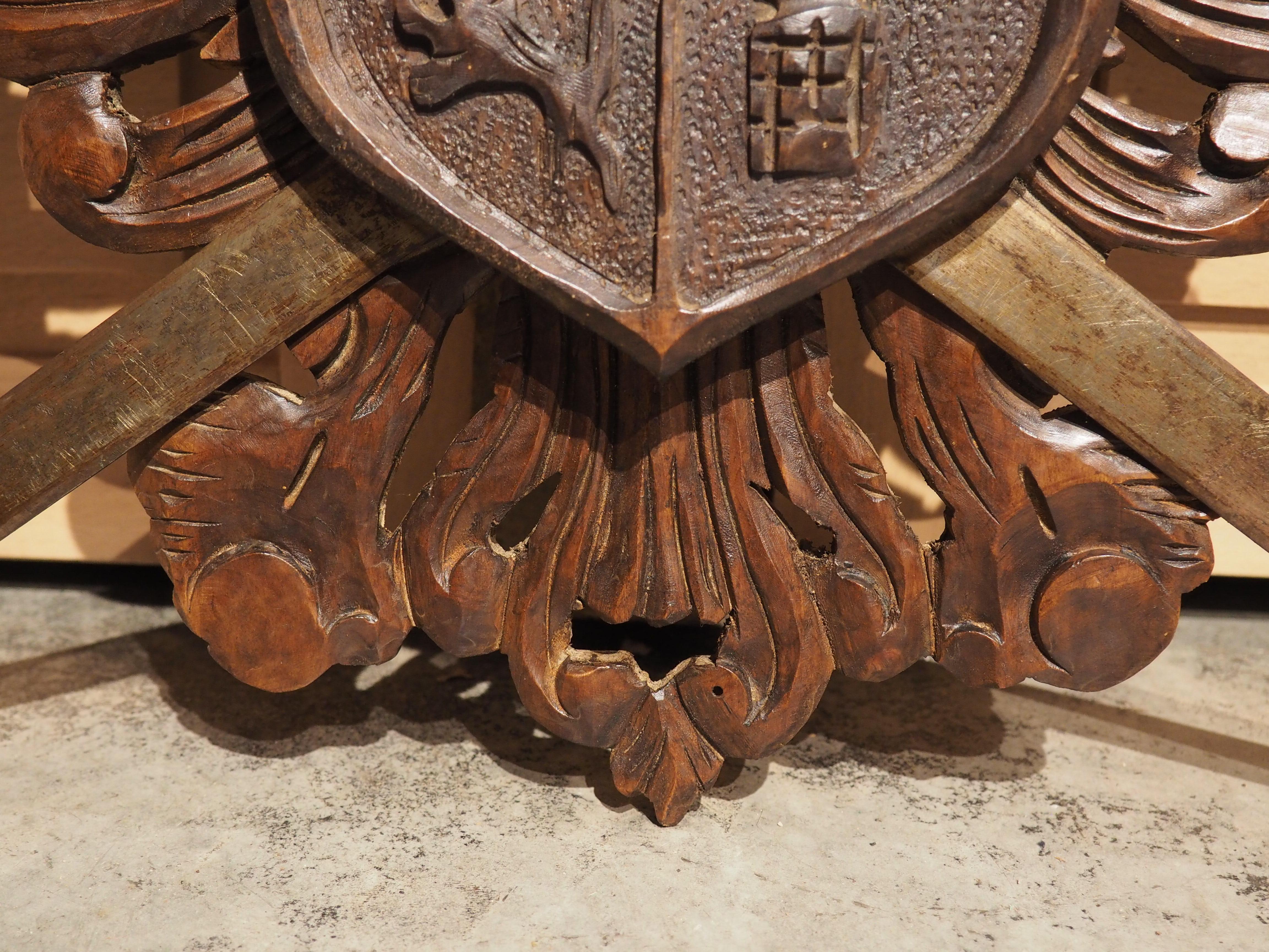 Early 1900s Carved Wooden Coat of Arms Plaque with Crossed Swords In Good Condition In Dallas, TX